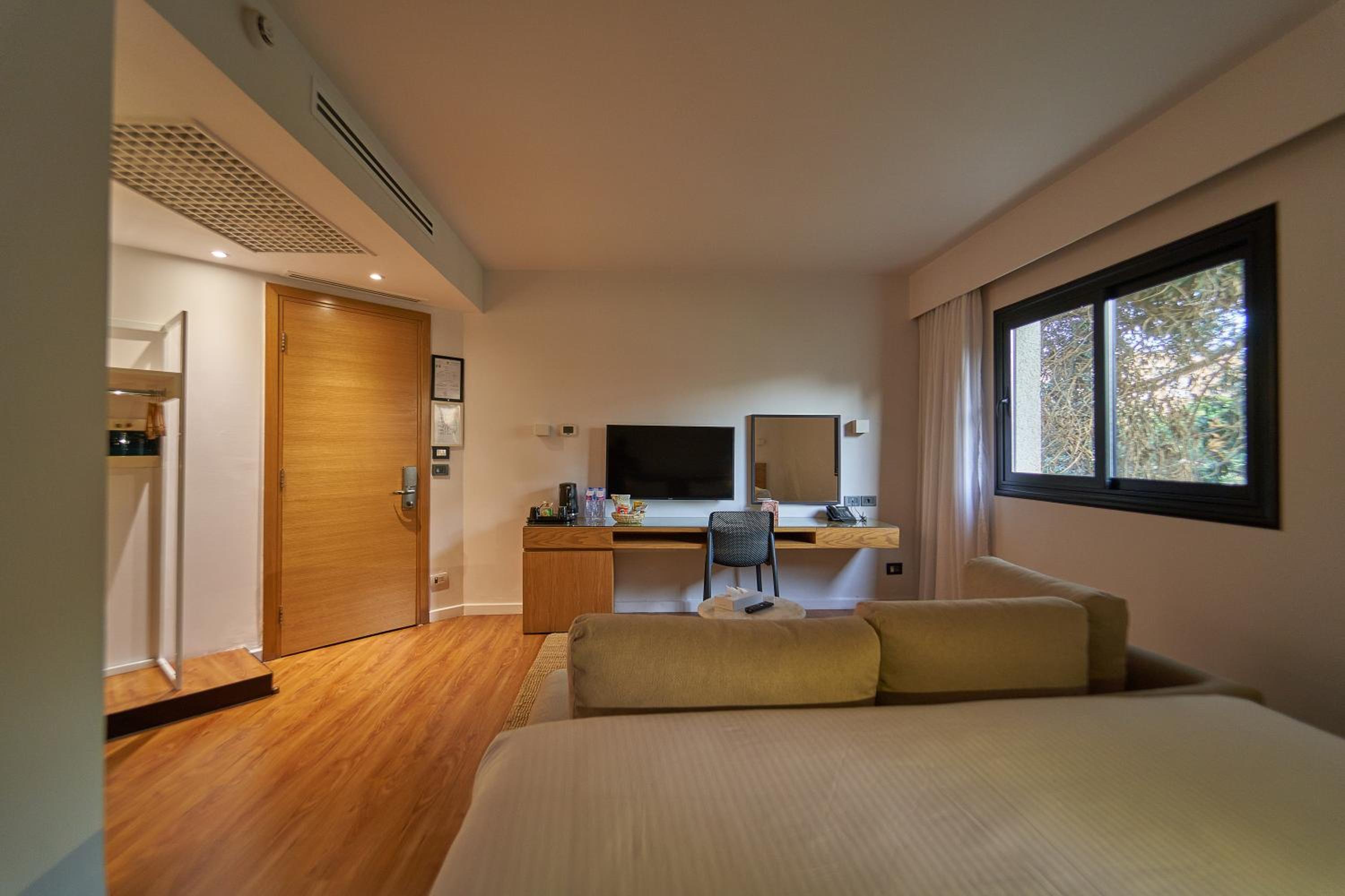 Superior King Room with Sofa - Photo 4