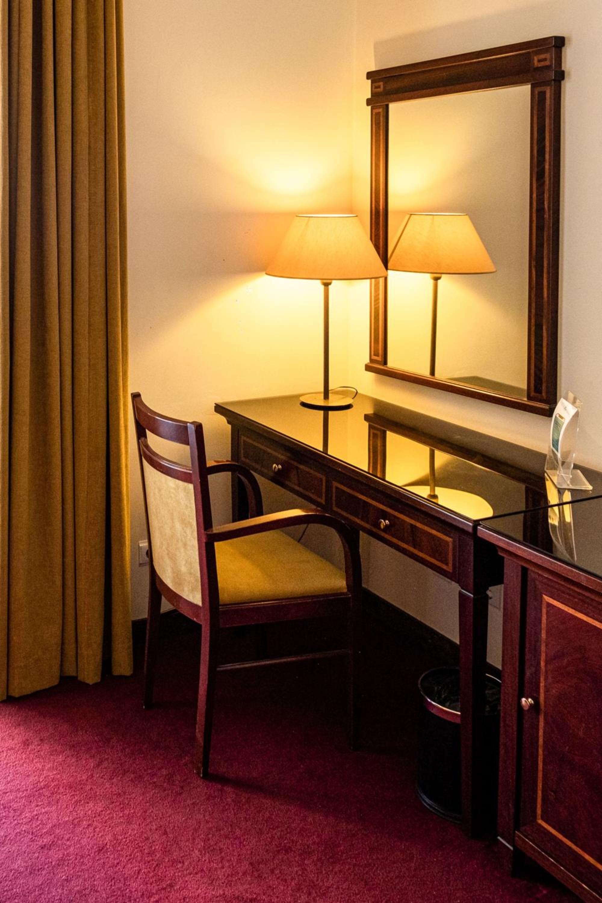 Twin Room (2 Adults + 1 Child) - Photo 3