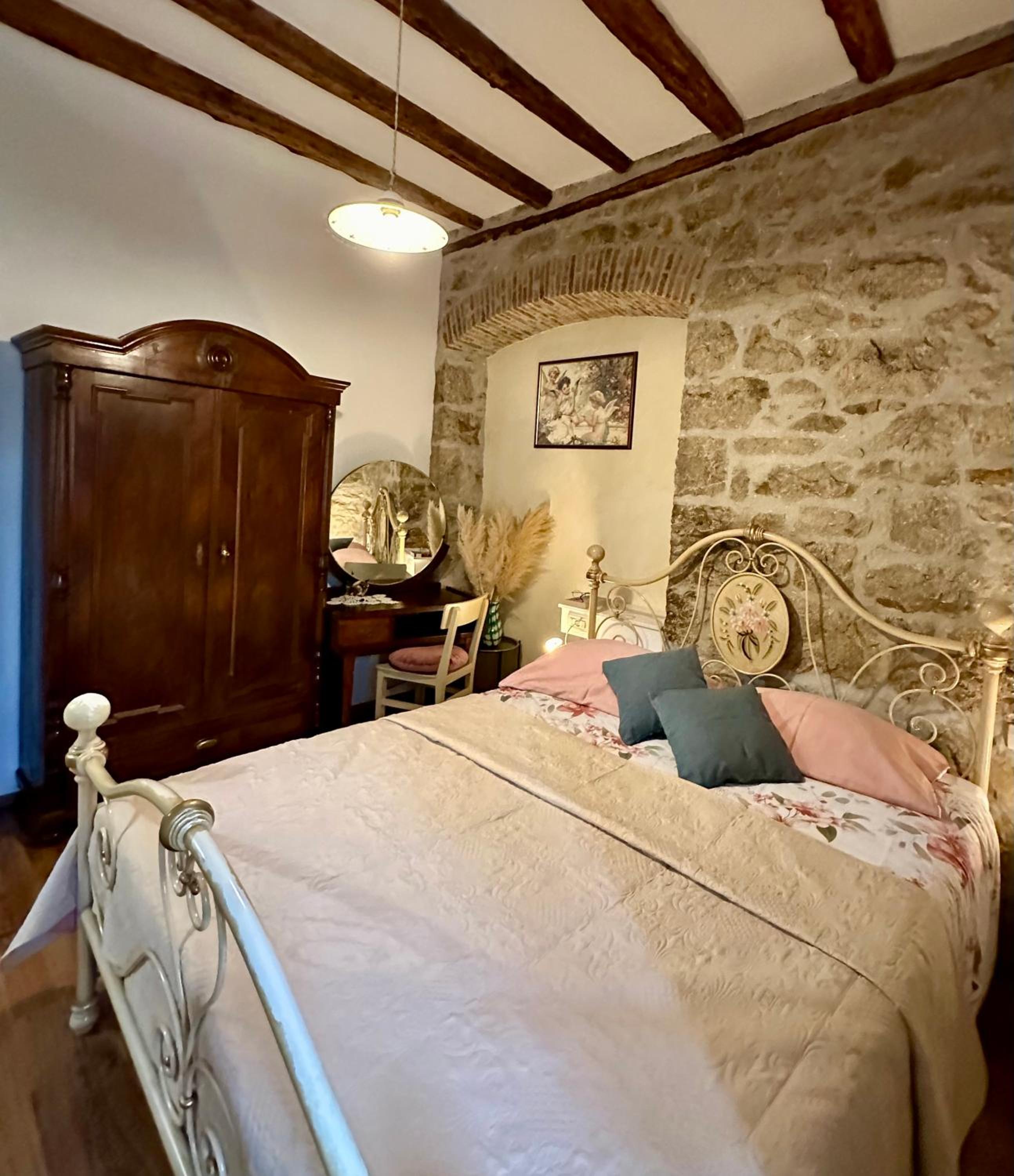 One-Bedroom Apartment with Terrace - Photo 4