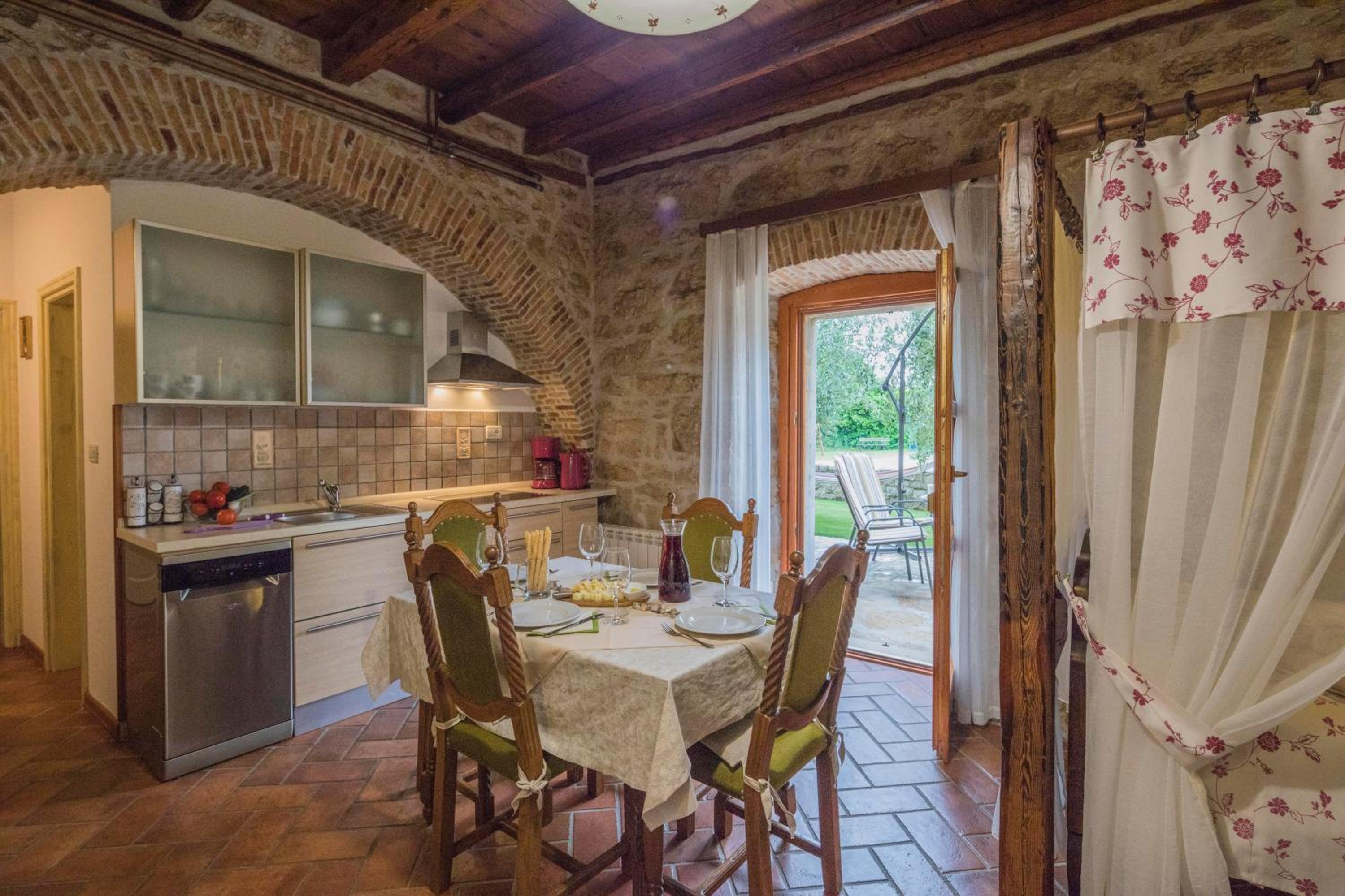 One-Bedroom Apartment with Terrace - Photo 8