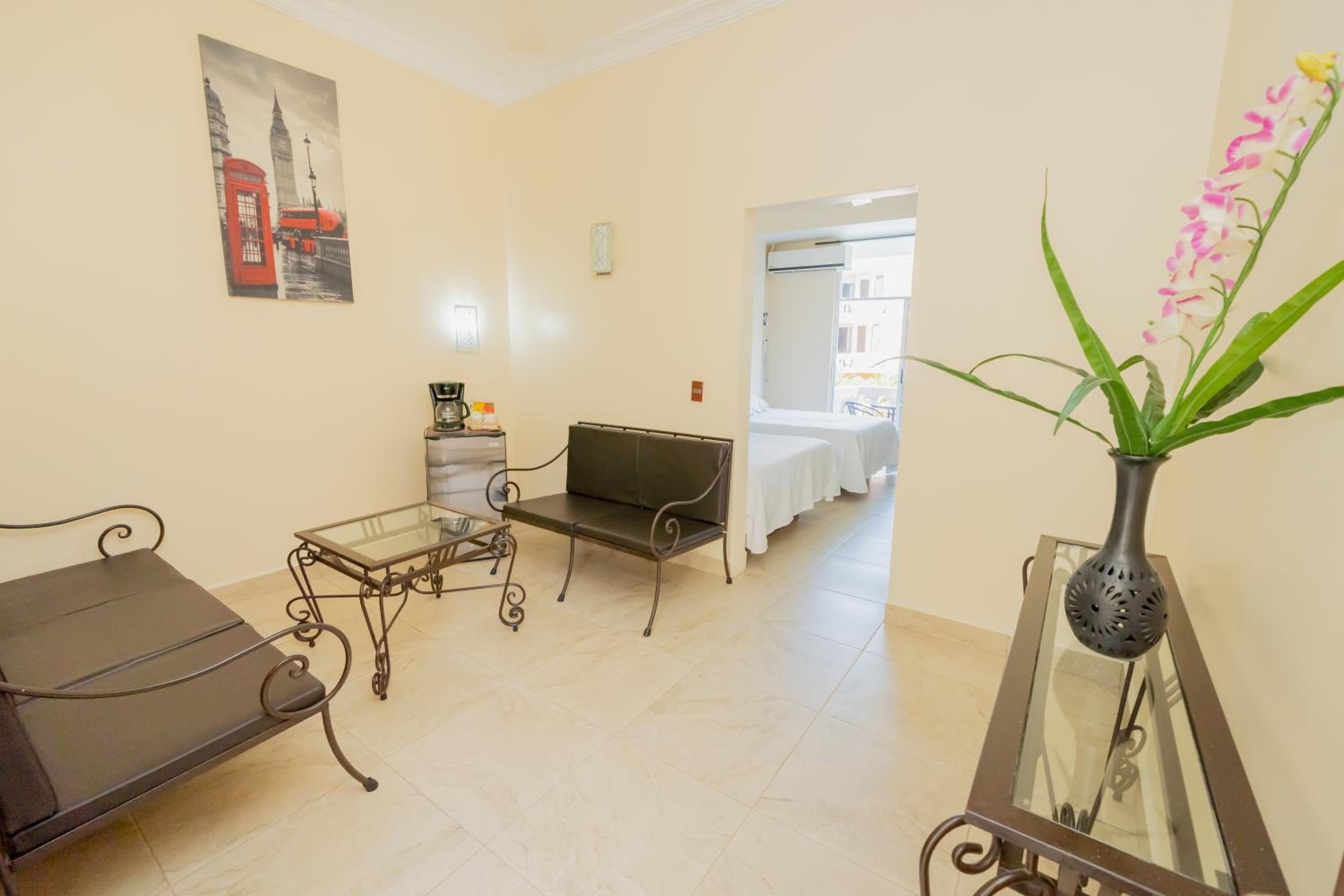 Junior Suite with Balcony - Photo 7