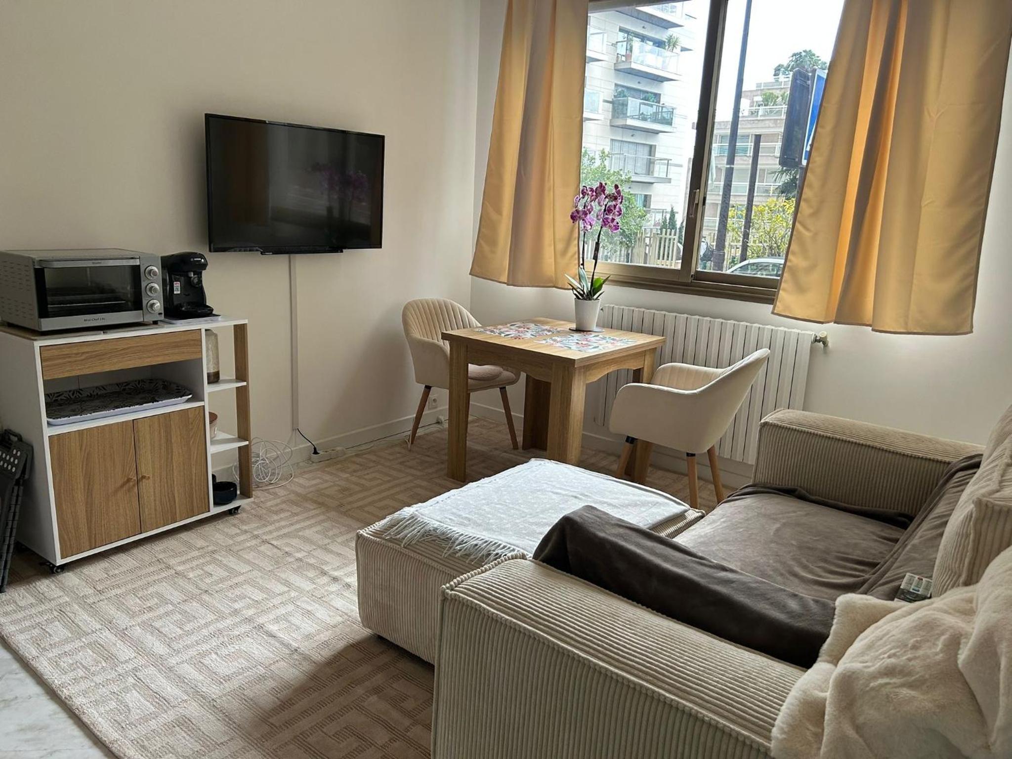 One-Bedroom Apartment photo 1
