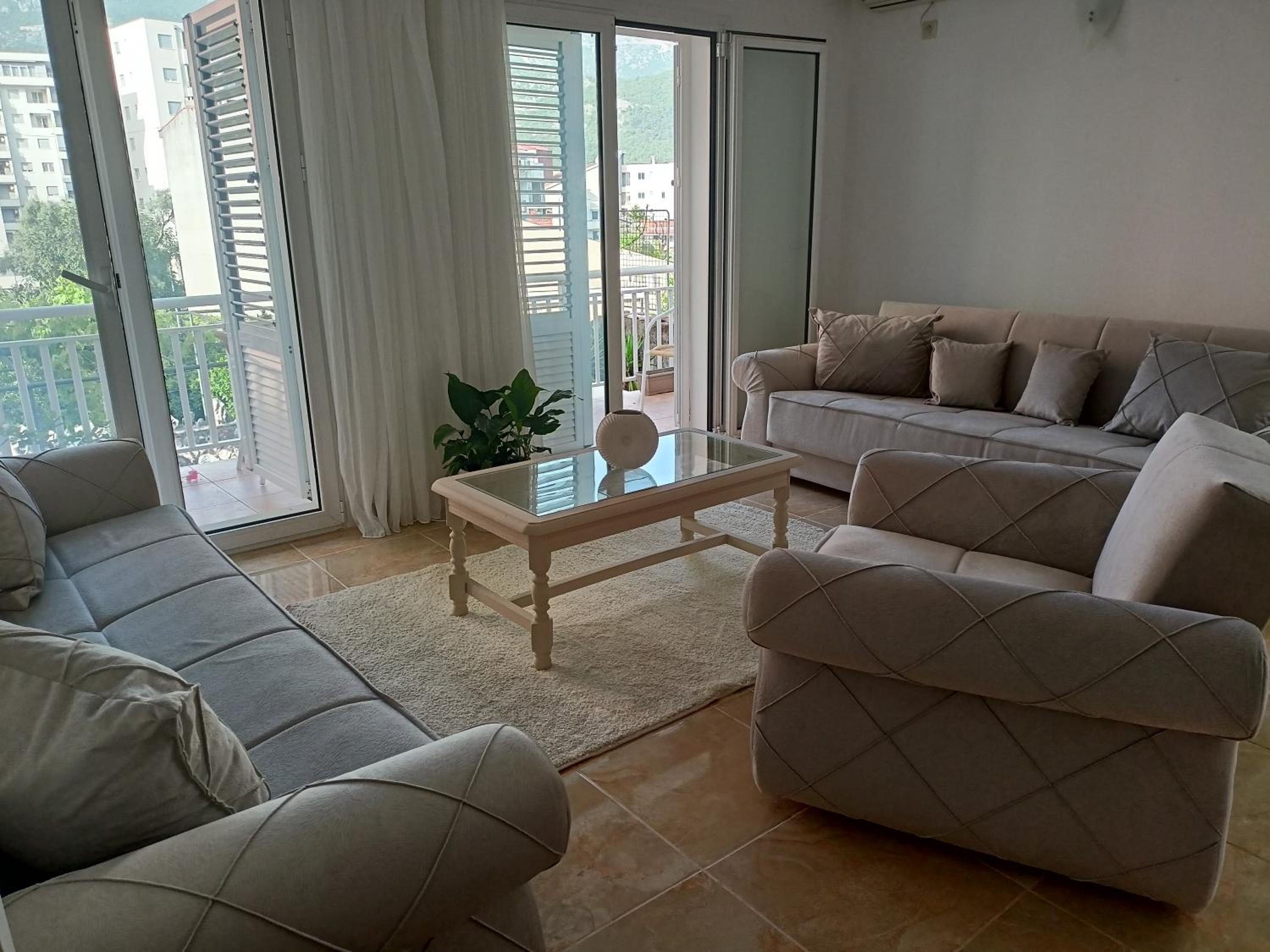 Deluxe One-Bedroom Apartment