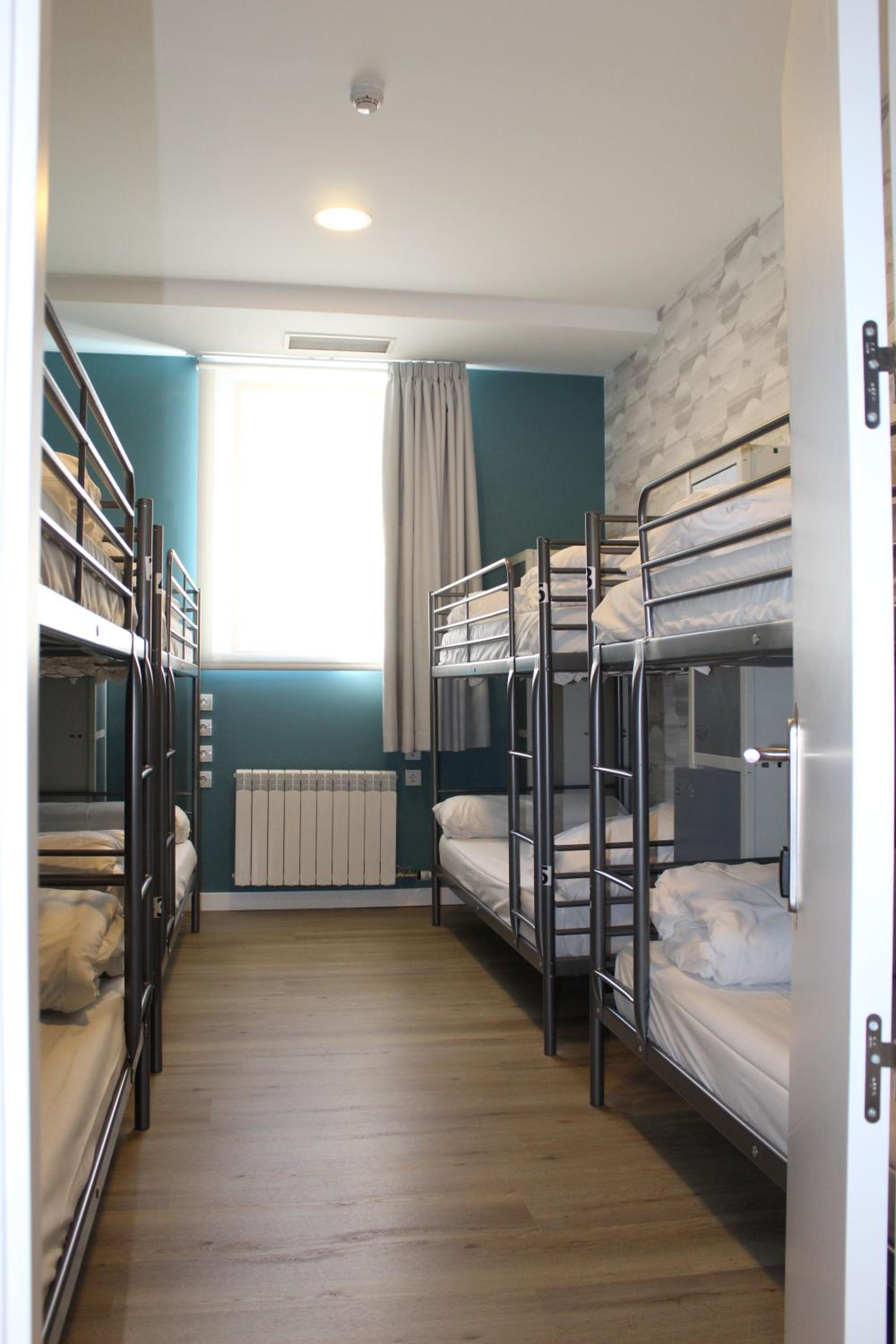 Habitación compartida mixta de 8 camas