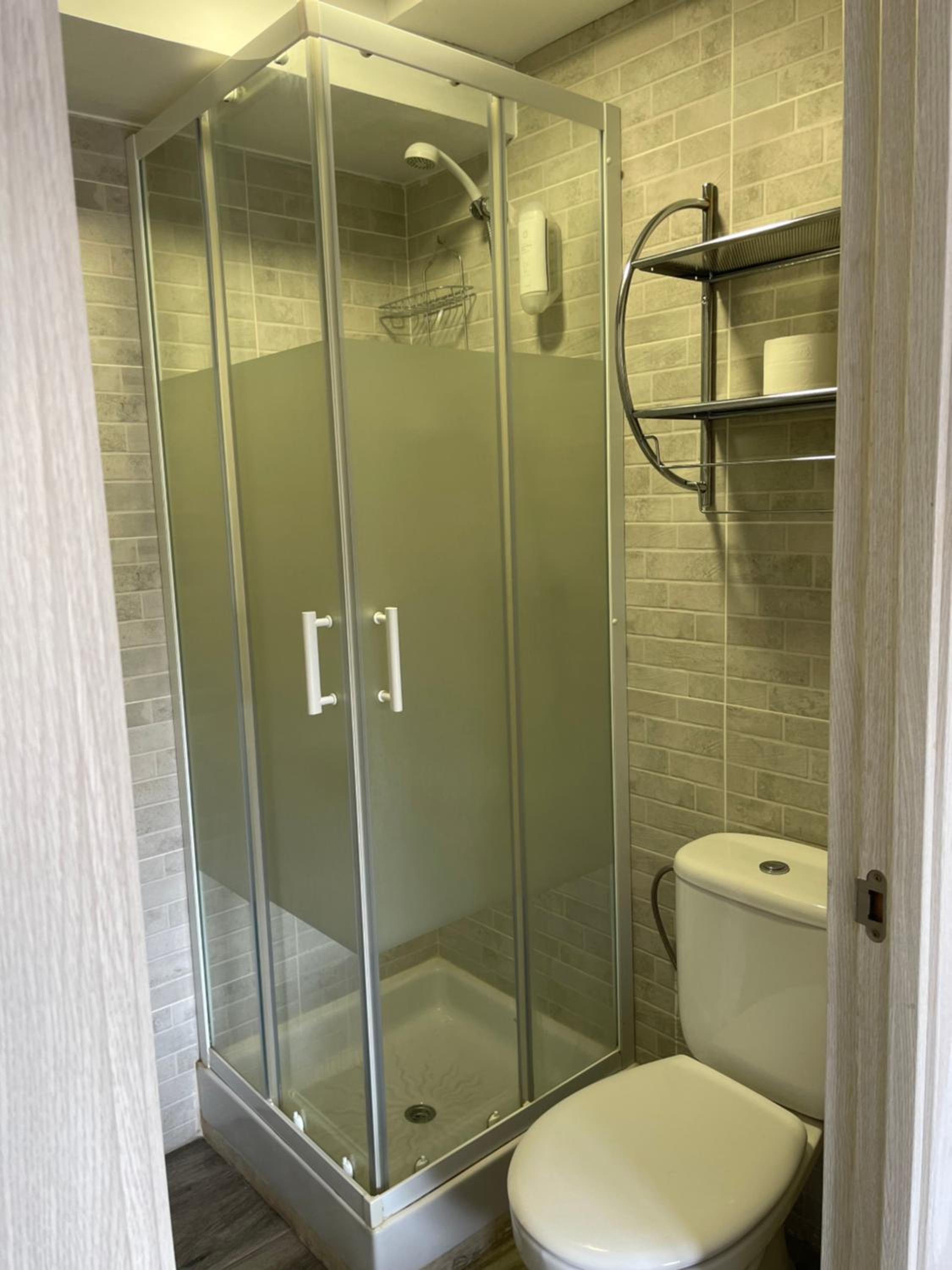 Twin Room with Private Bathroom - Photo 3