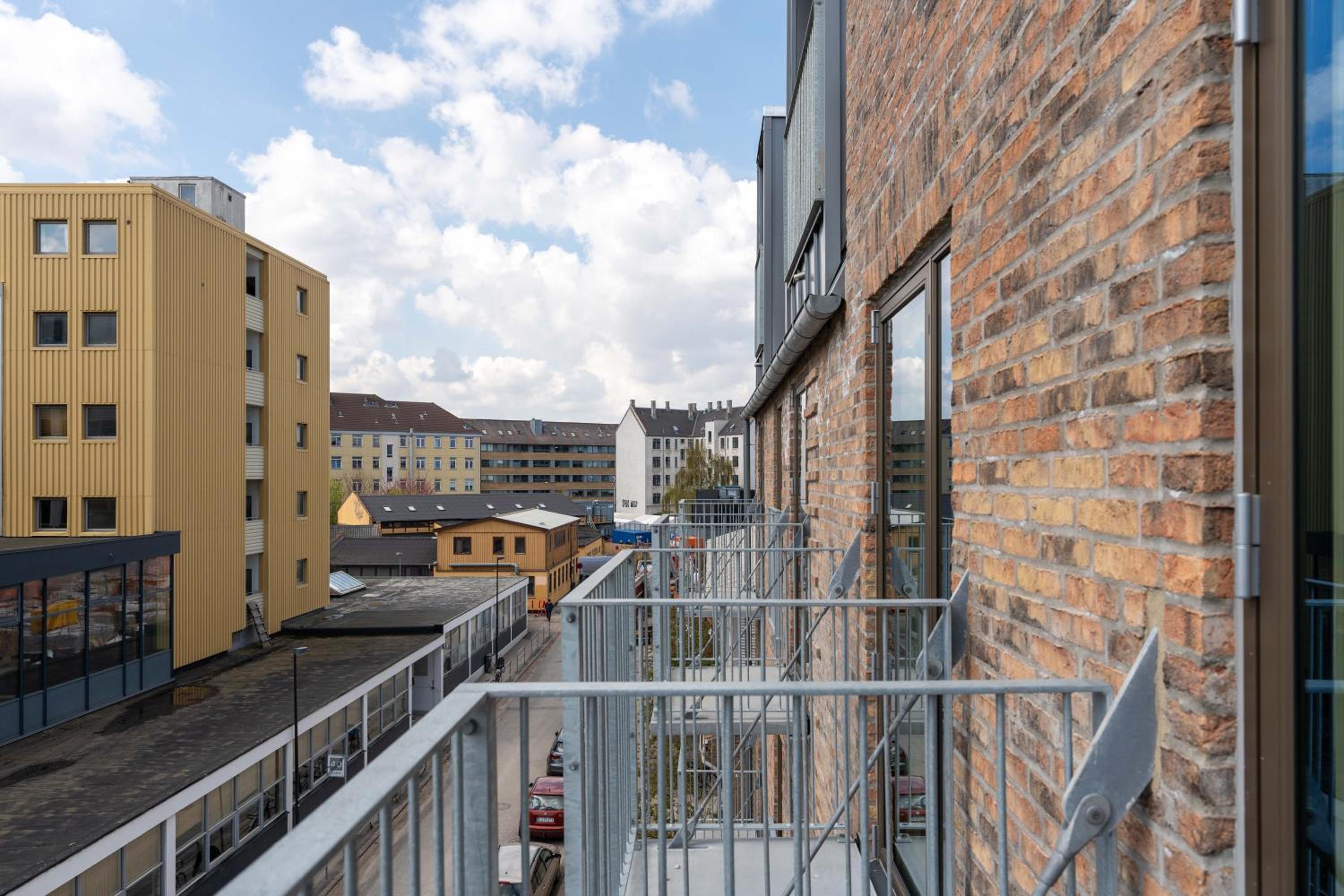 Large Studio with Kitchen and Balcony - Photo 5