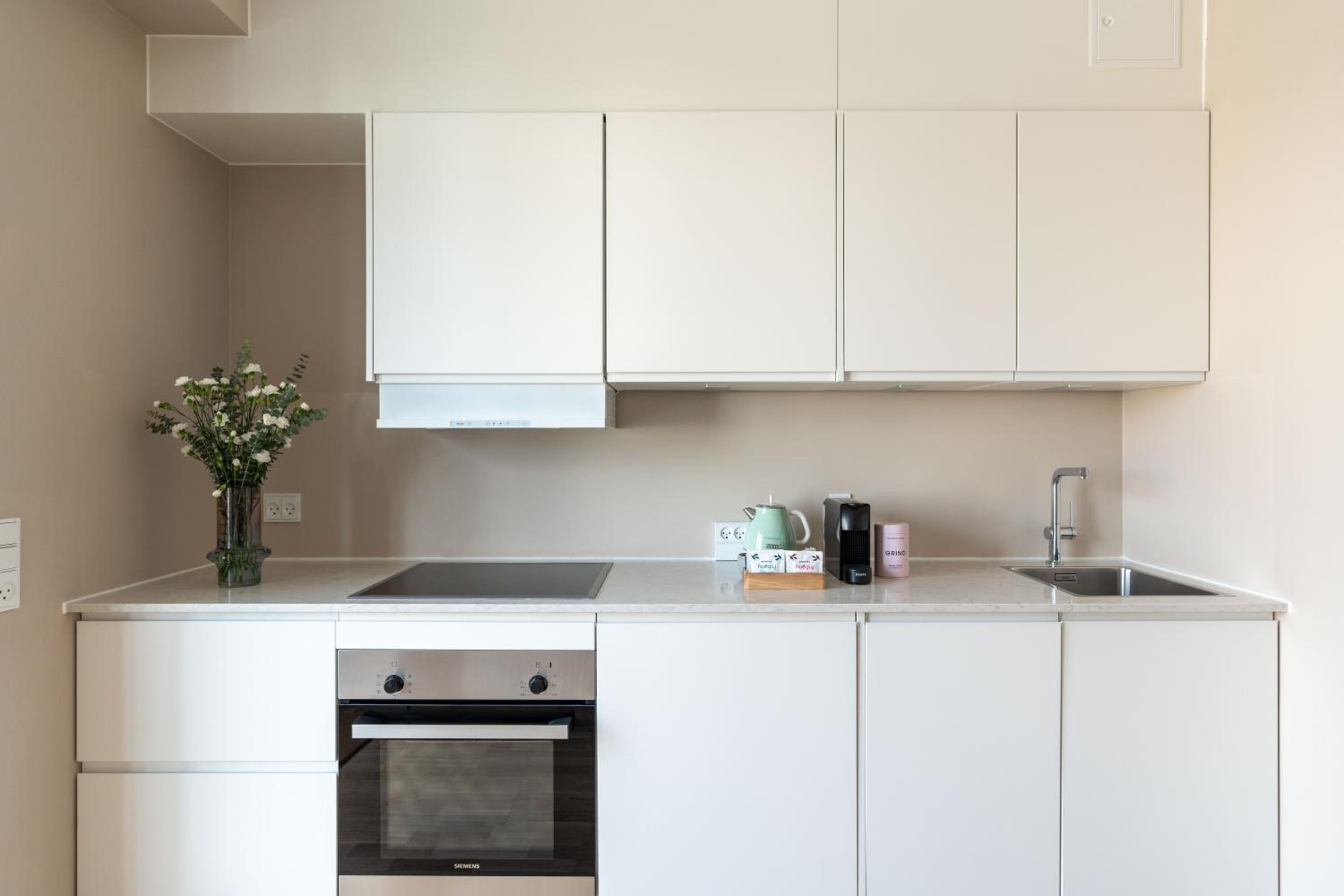 Large Studio with Kitchen and Balcony - Photo 9