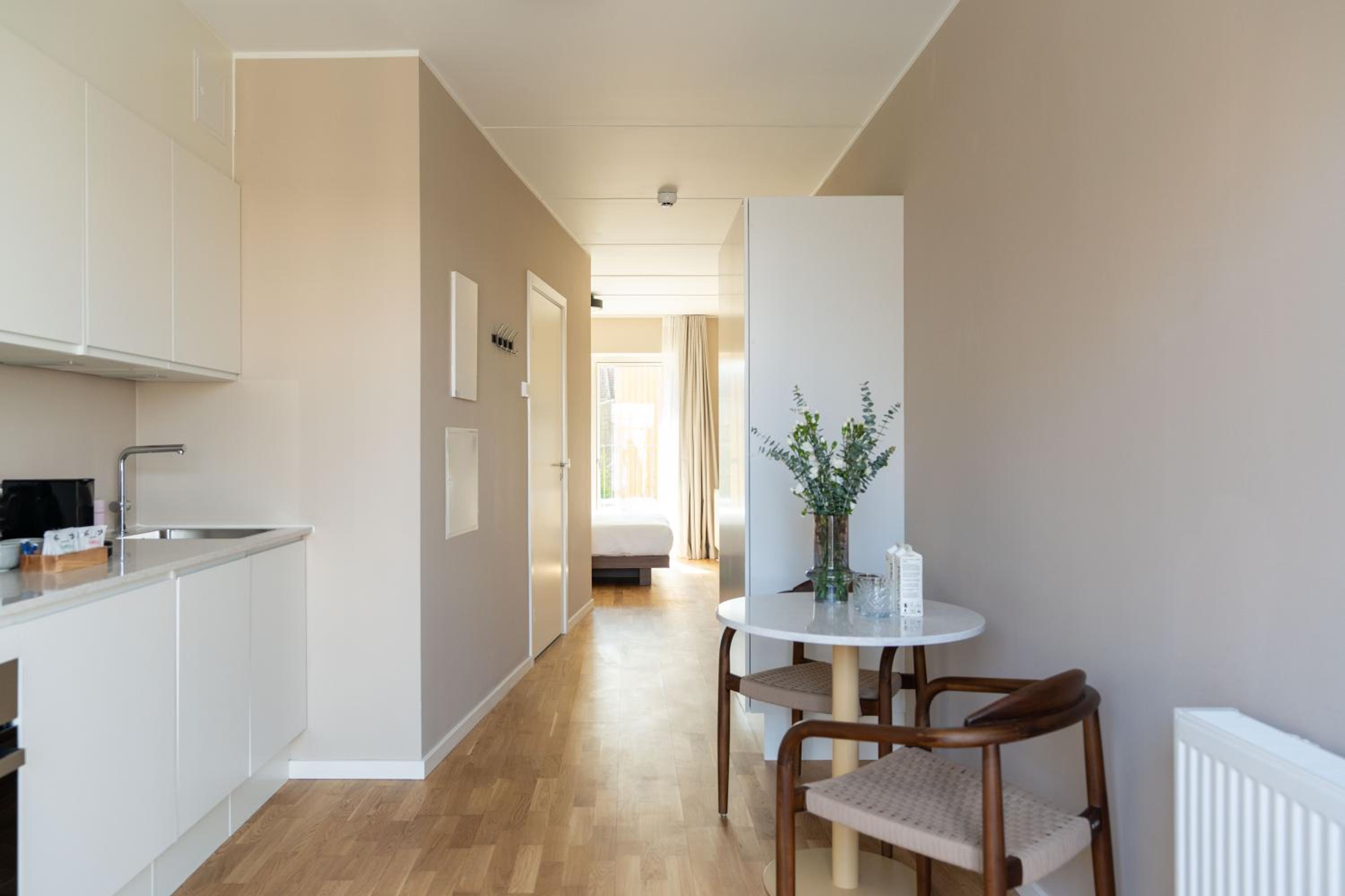 Large Studio with Kitchen and Balcony - Photo 8