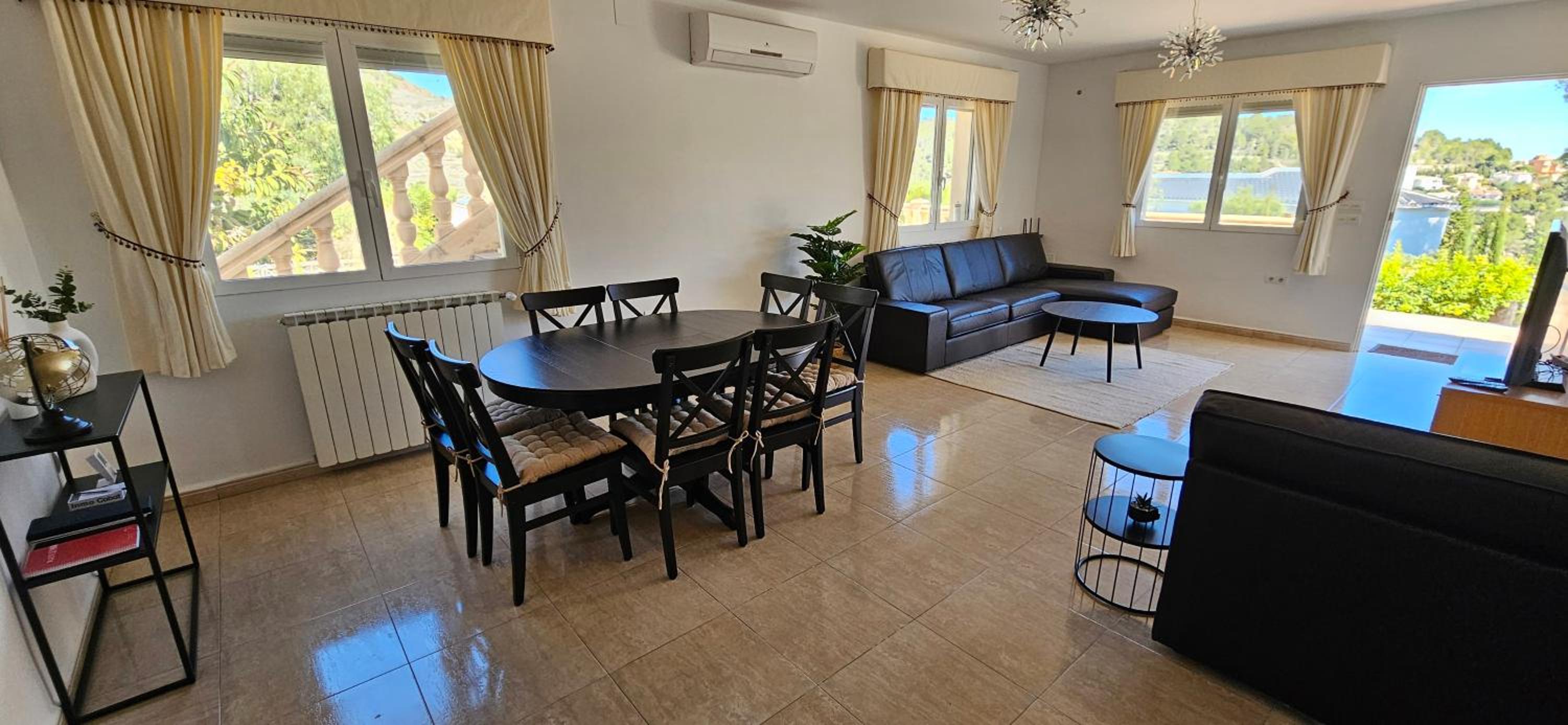 Four-Bedroom House photo 2