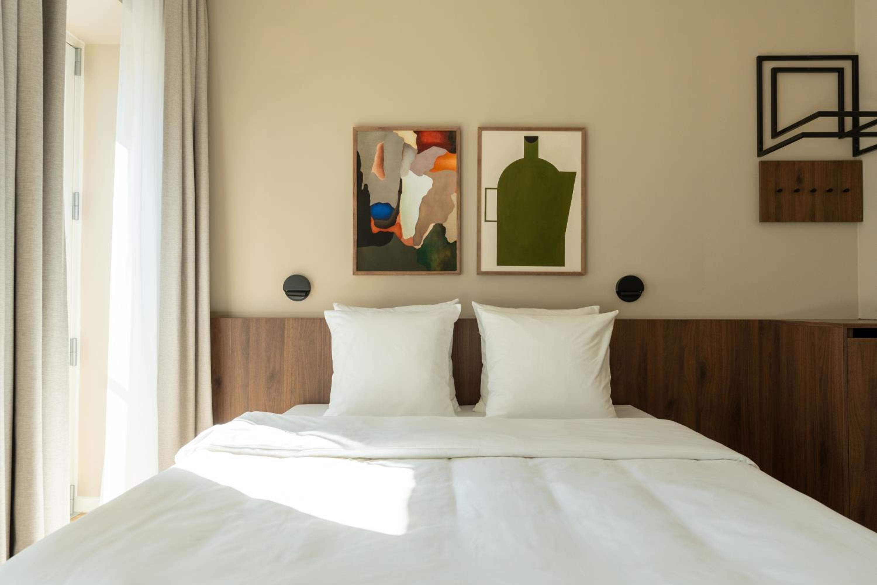 Extra Large Studio with Kitchen, Balcony & Extra Bed - Accessible - Photo 1