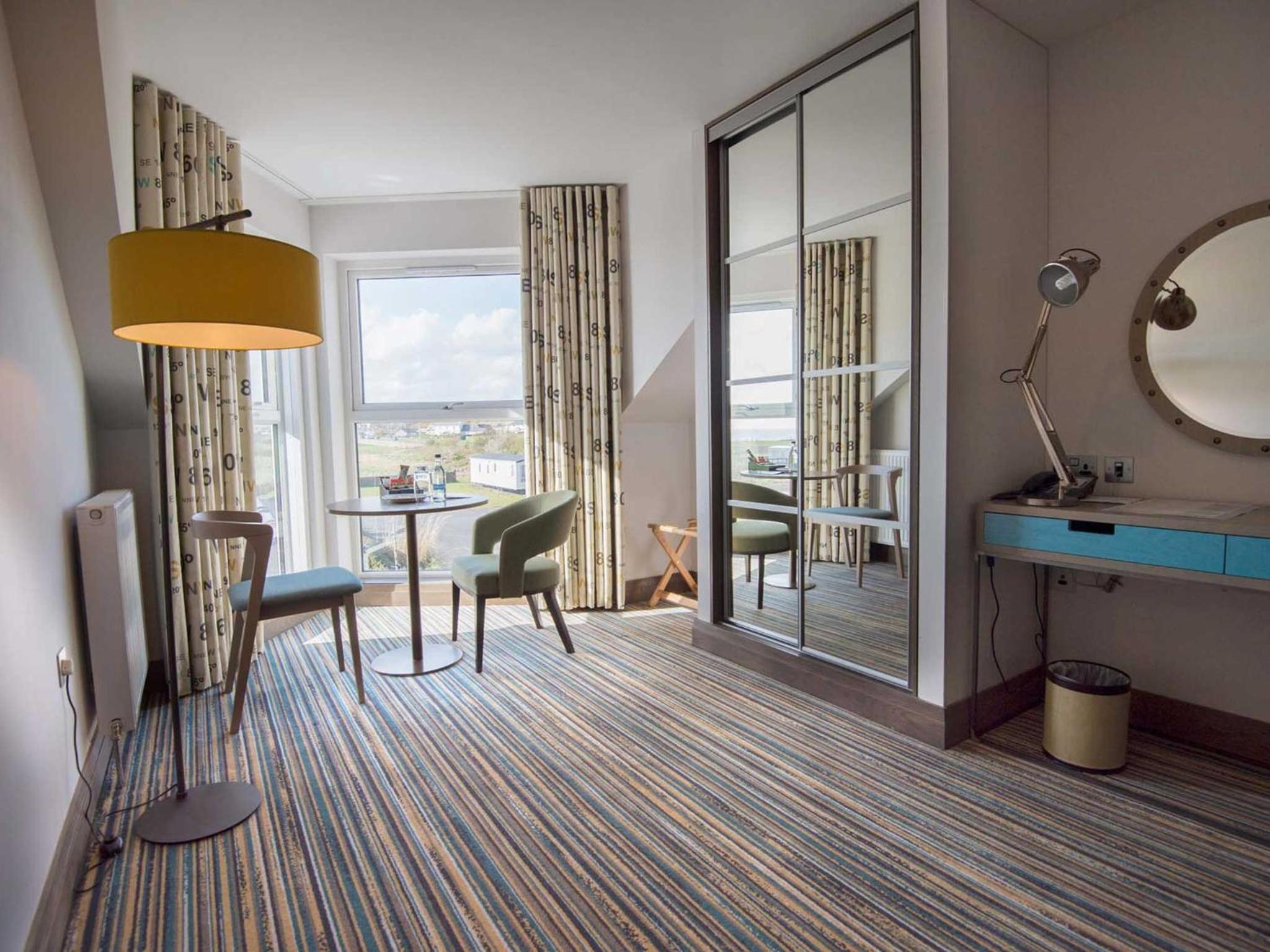 Deluxe Double Room With Side Sea View