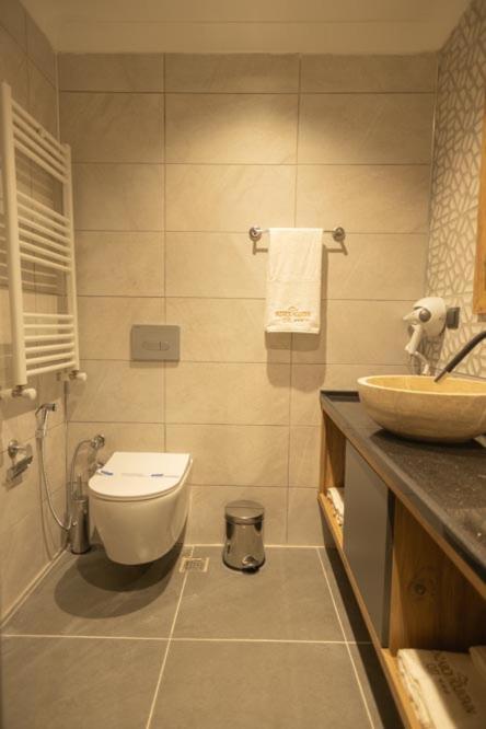 Double Room with Balcony - Photo 6