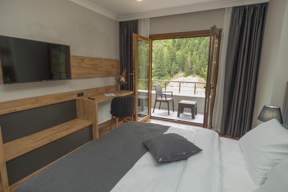 Double Room with Balcony - Photo 8