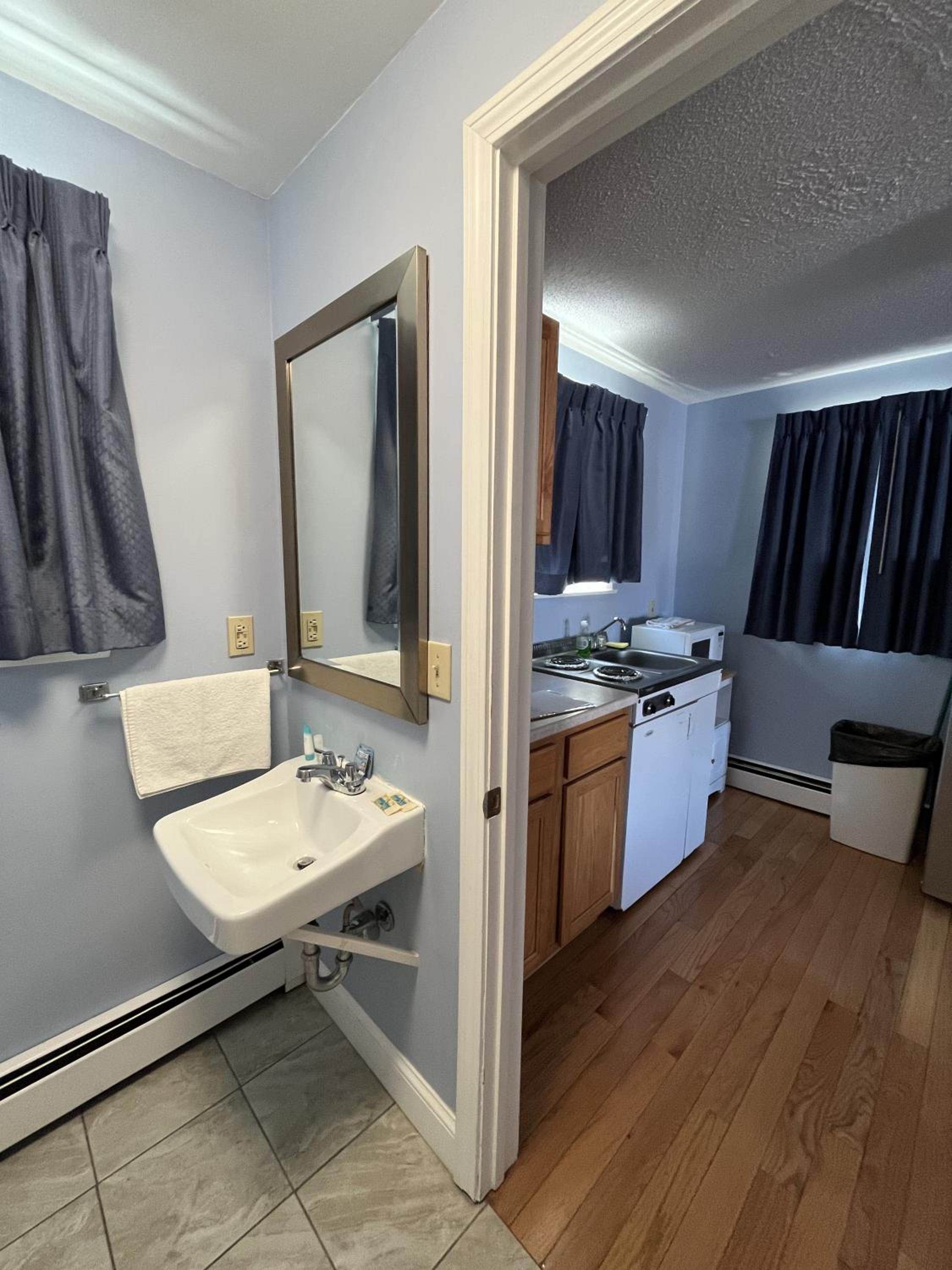 Deluxe 2 Double Beds with Kitchenette (Stairs Required) photo 3