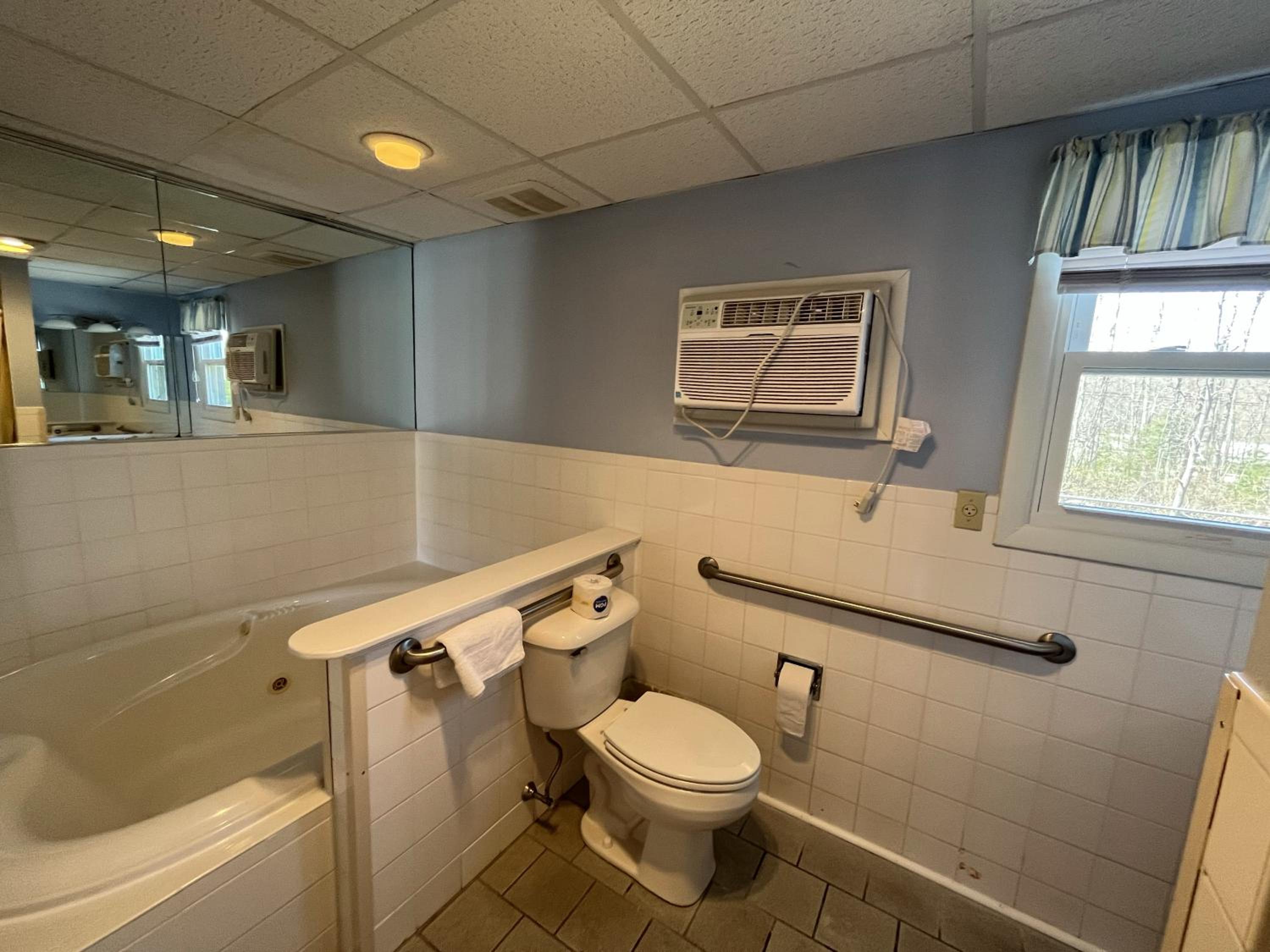 Main Building Queen Jacuzzi  photo 3