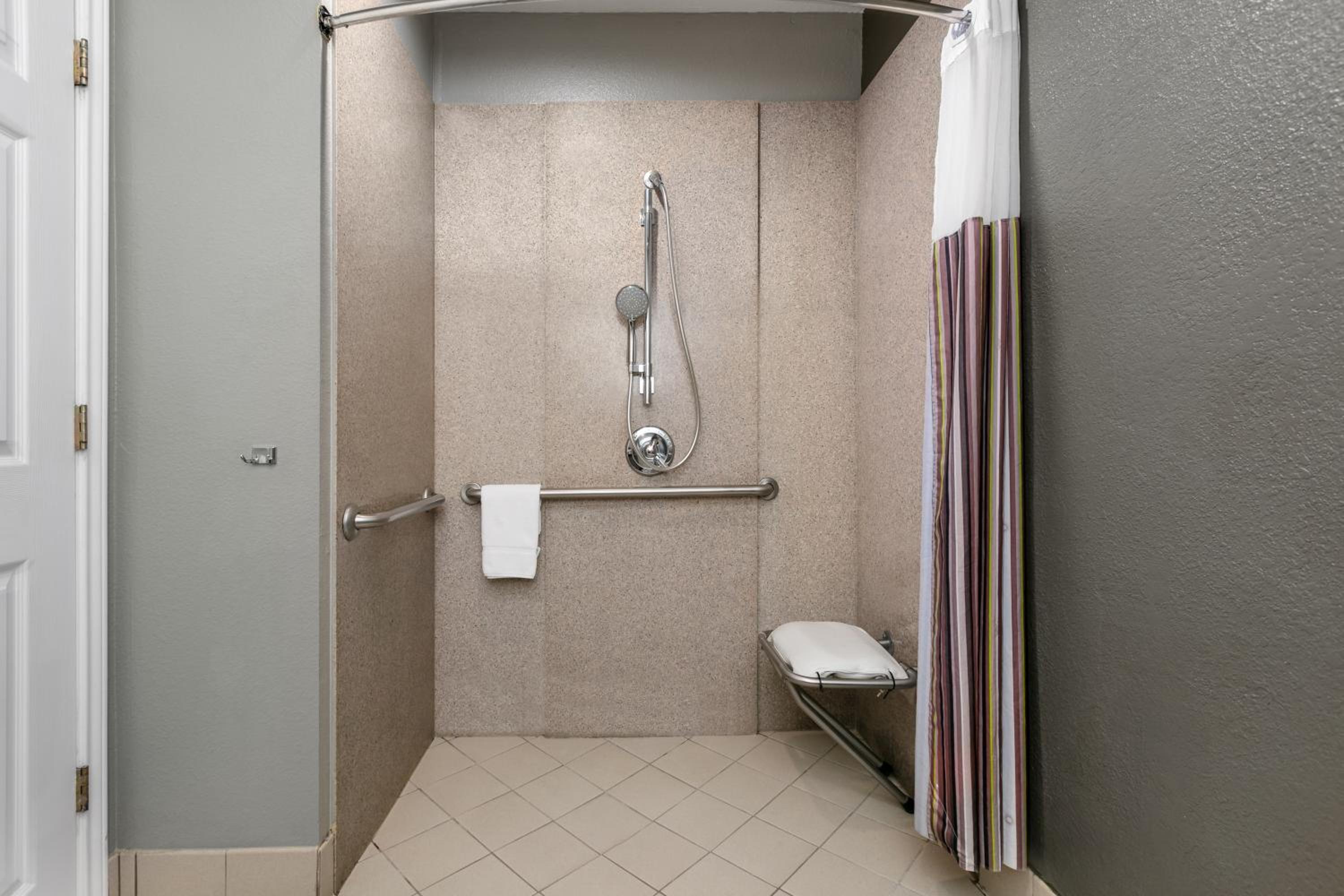 Queen Room with Two Queen Beds and Roll-in Shower - Mobility Accessible/Non-Smoking - Photo 3