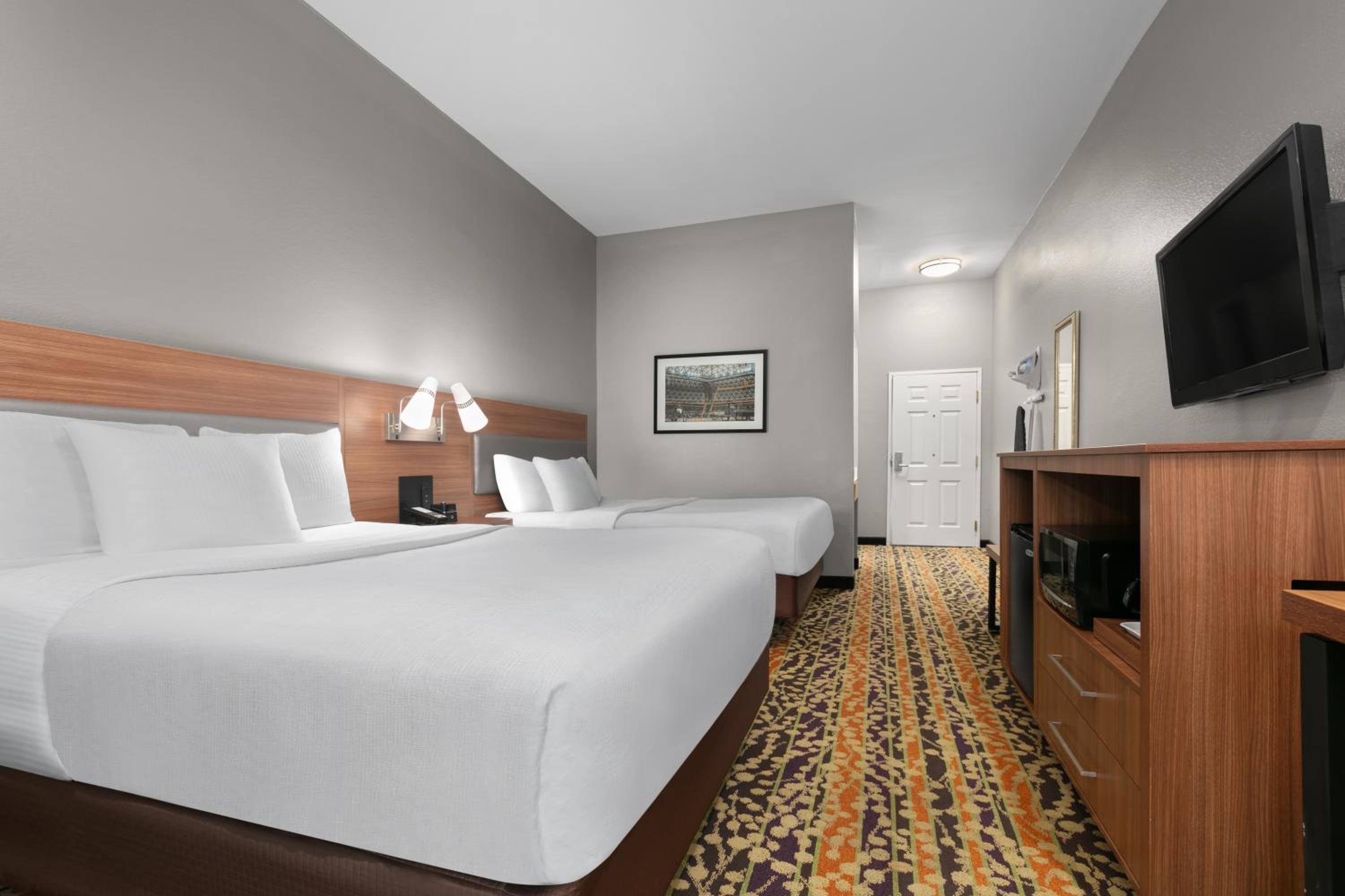 Queen Room with Two Queen Beds and Roll-in Shower - Mobility Accessible/Non-Smoking - Photo 2