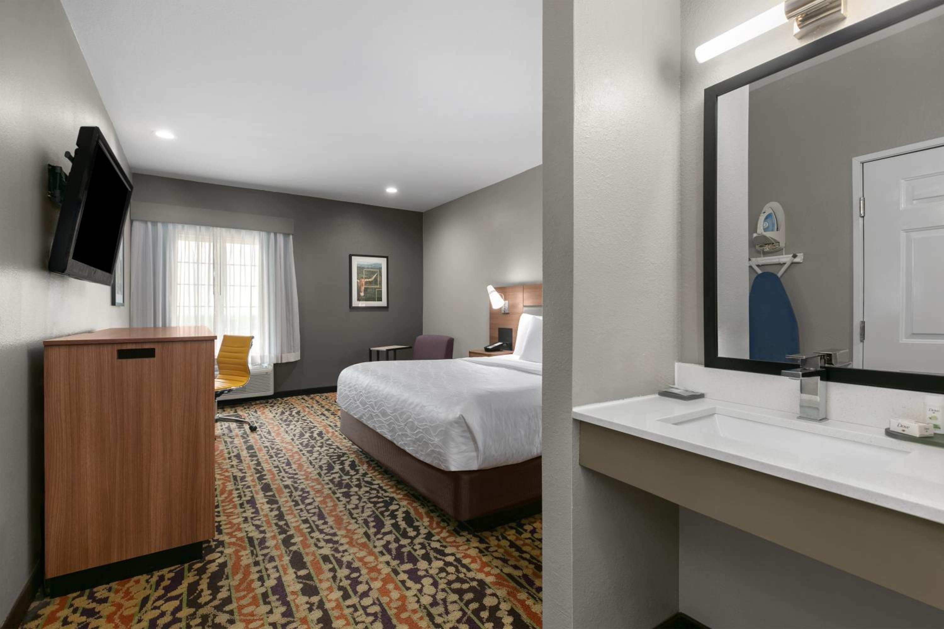 King Room with Bath Tub - Mobility Accessible/Non-Smoking