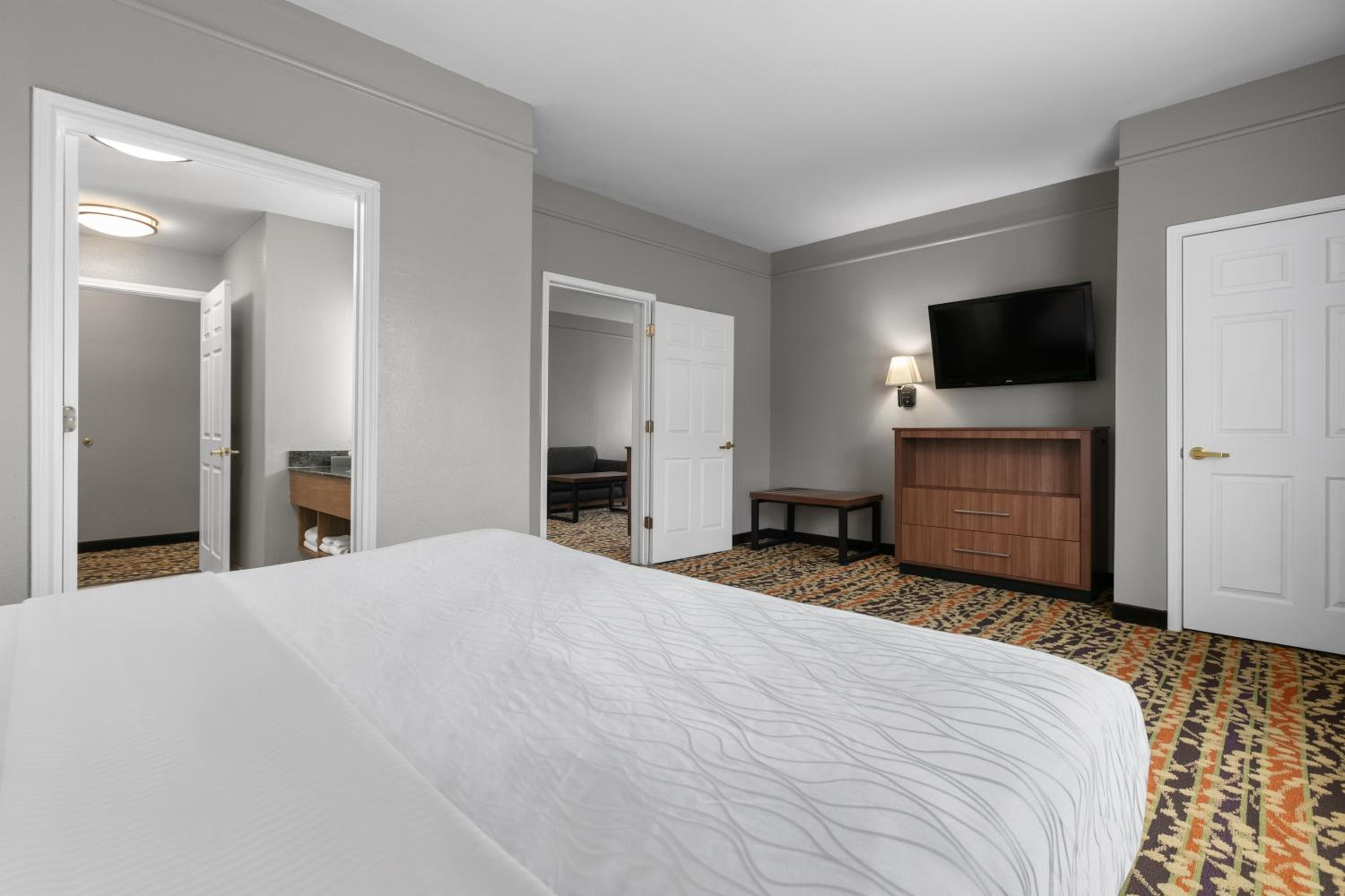 King Suite - Non-Smoking - Photo 2