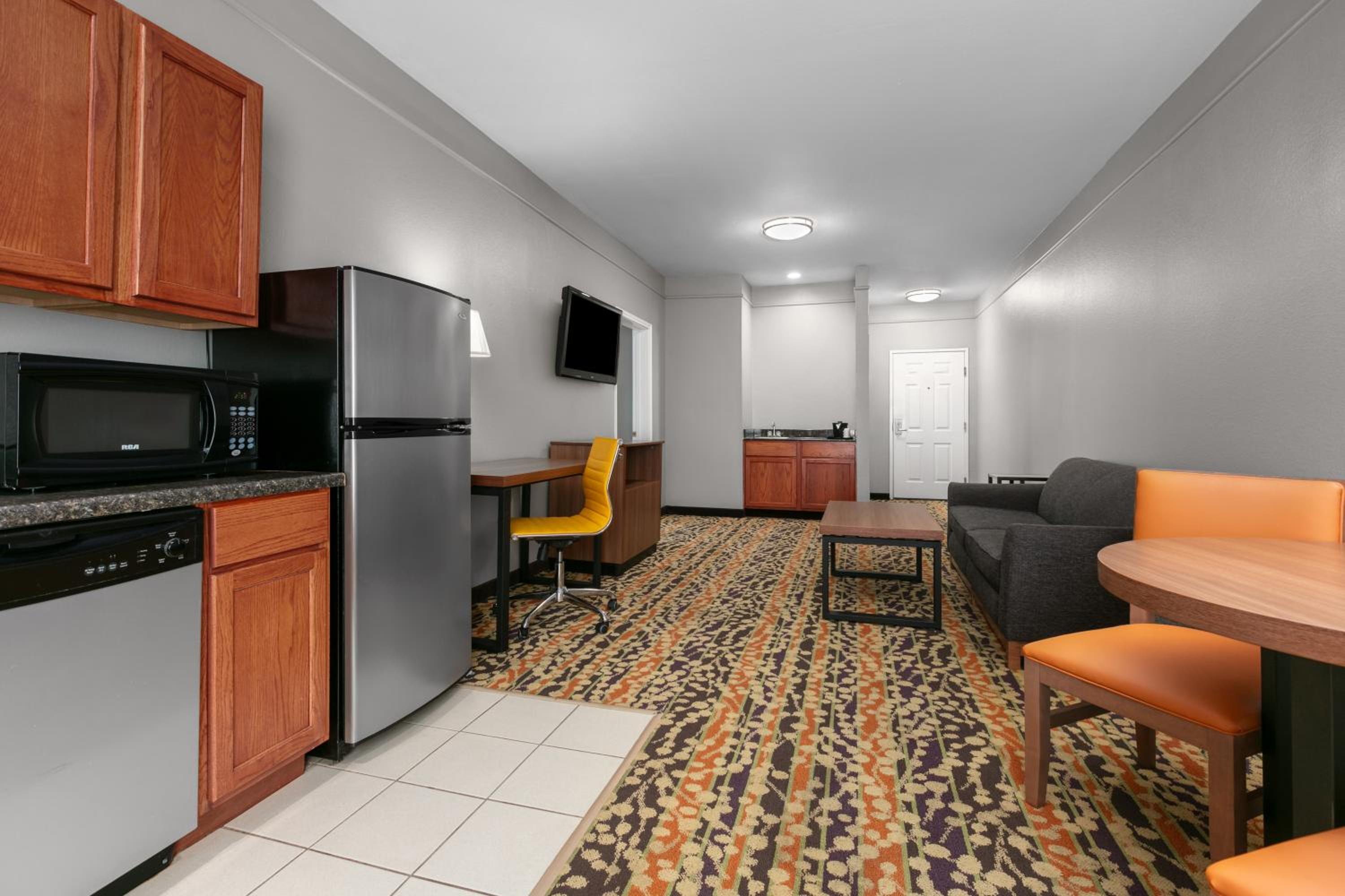 King Suite with Bathtub with Grab Bars - Mobility Accessible/Non-Smoking - Photo 1