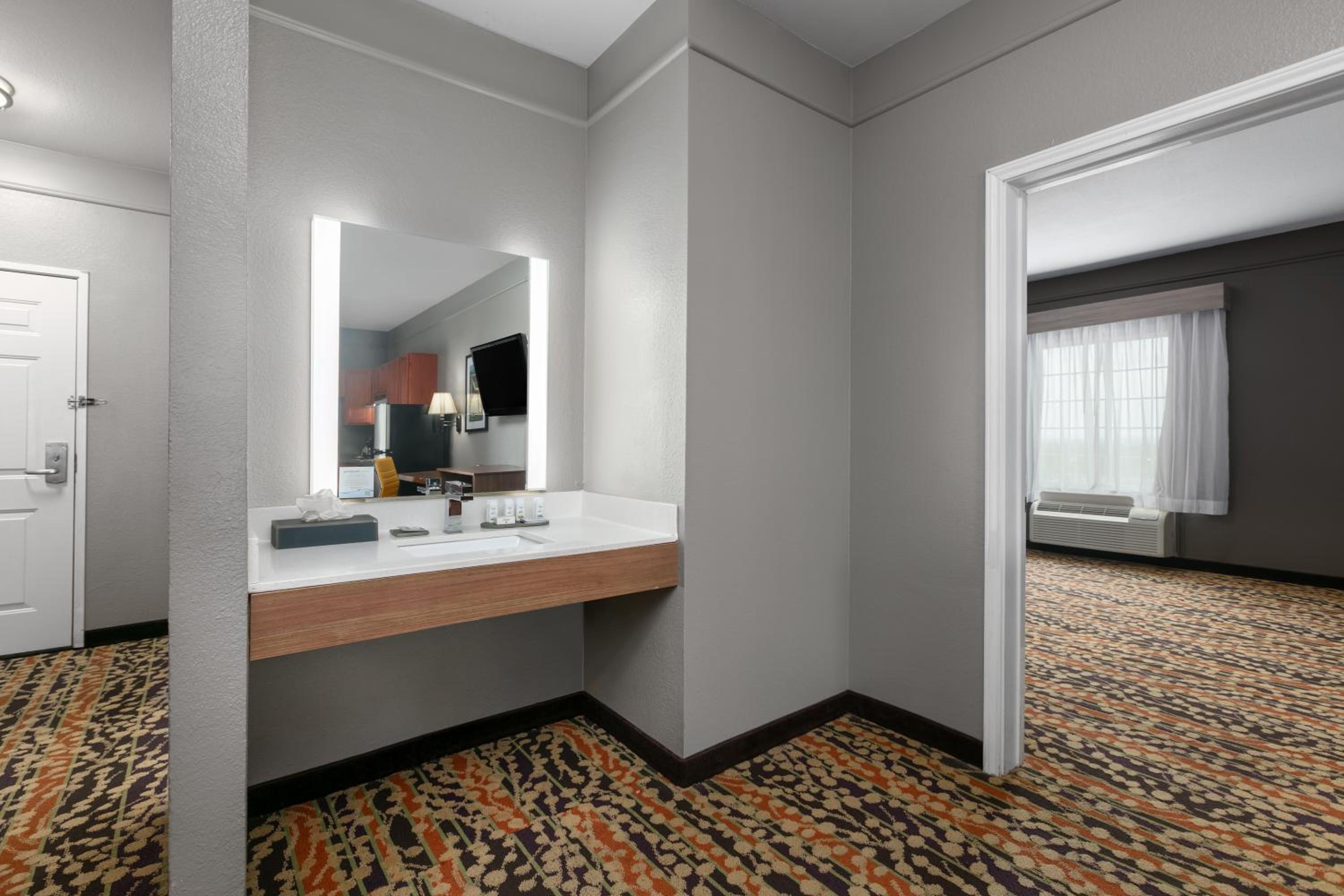 King Suite with Bathtub with Grab Bars - Mobility Accessible/Non-Smoking - Photo 3