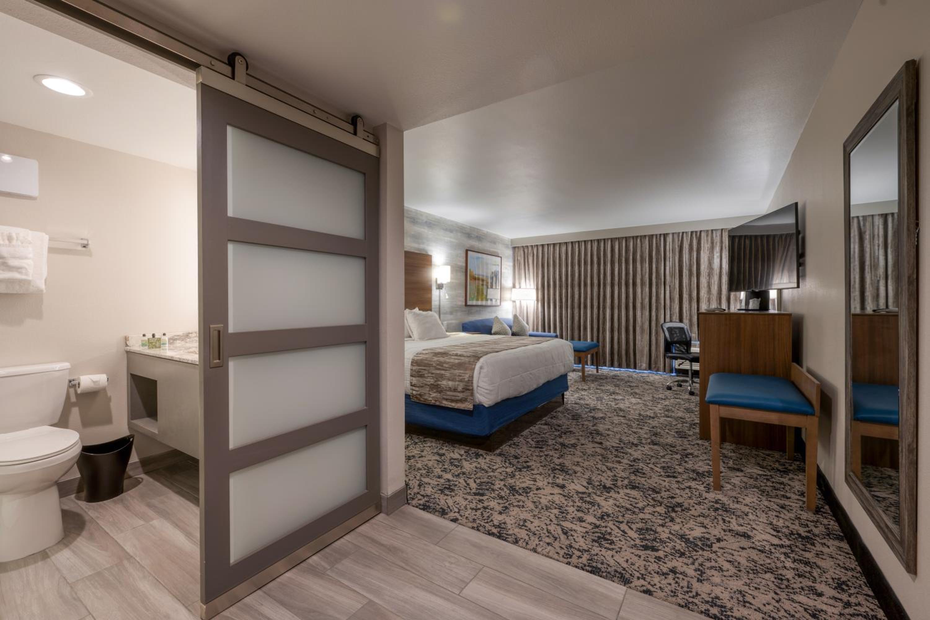 King Room with Balcony photo 1