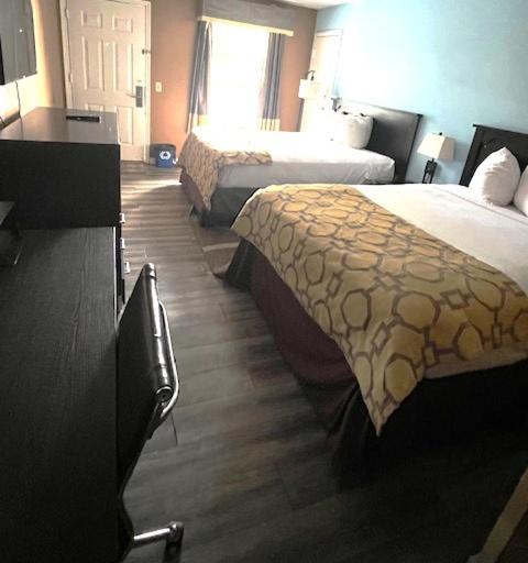 Queen Room with Two Queen Beds - Non-Smoking - Photo 1