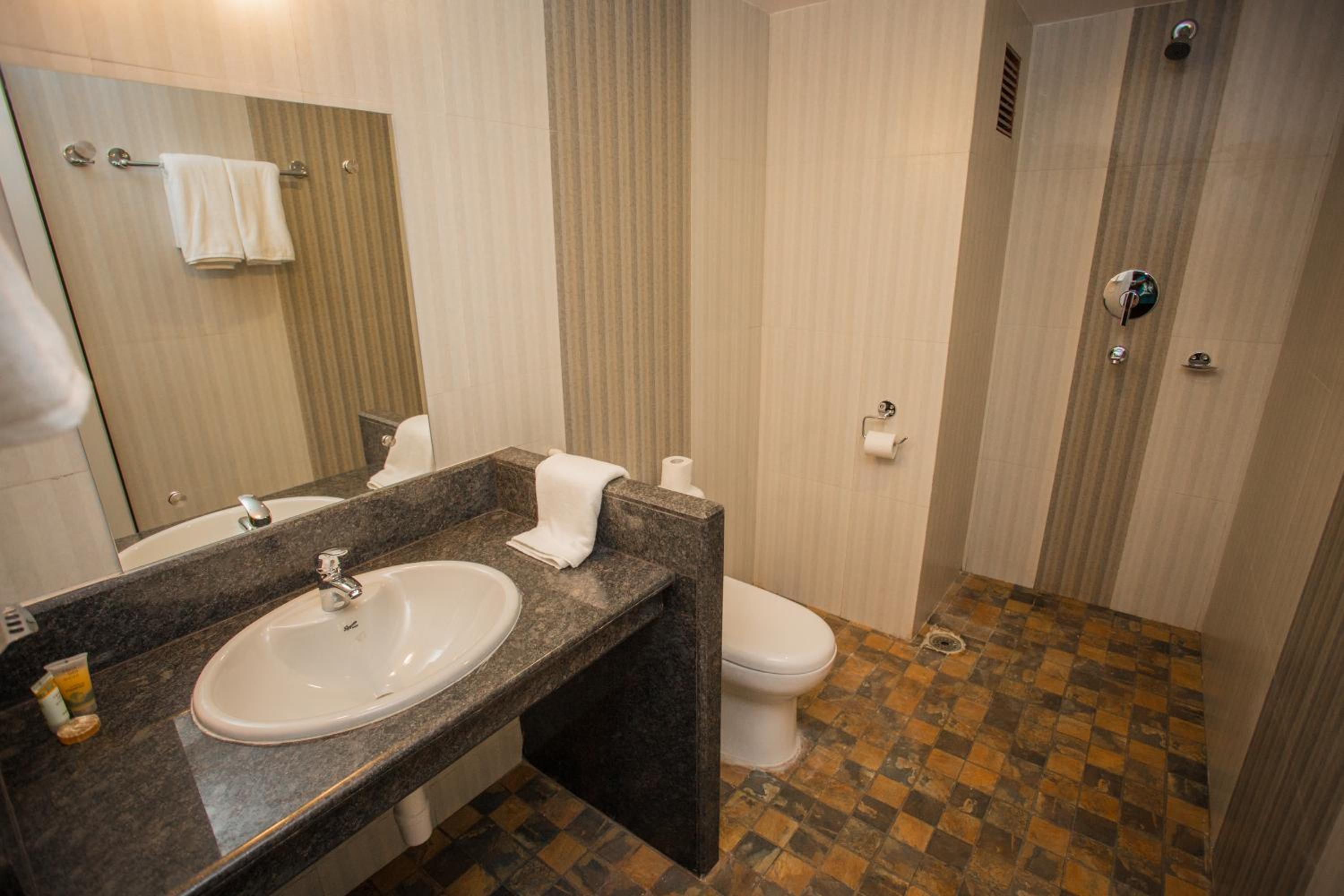 Deluxe Double Room - Photo 12
