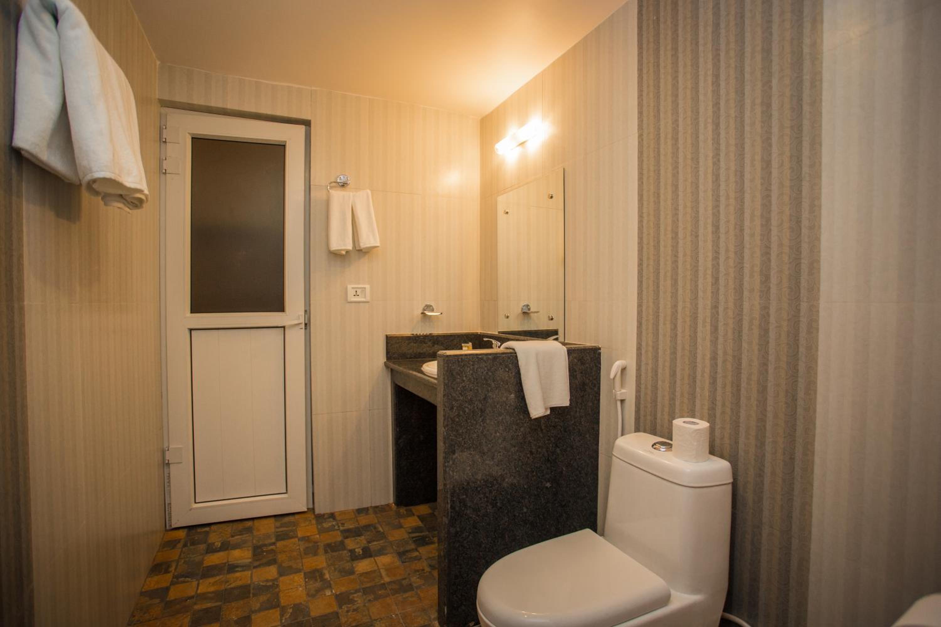 Deluxe Double Room - Photo 11