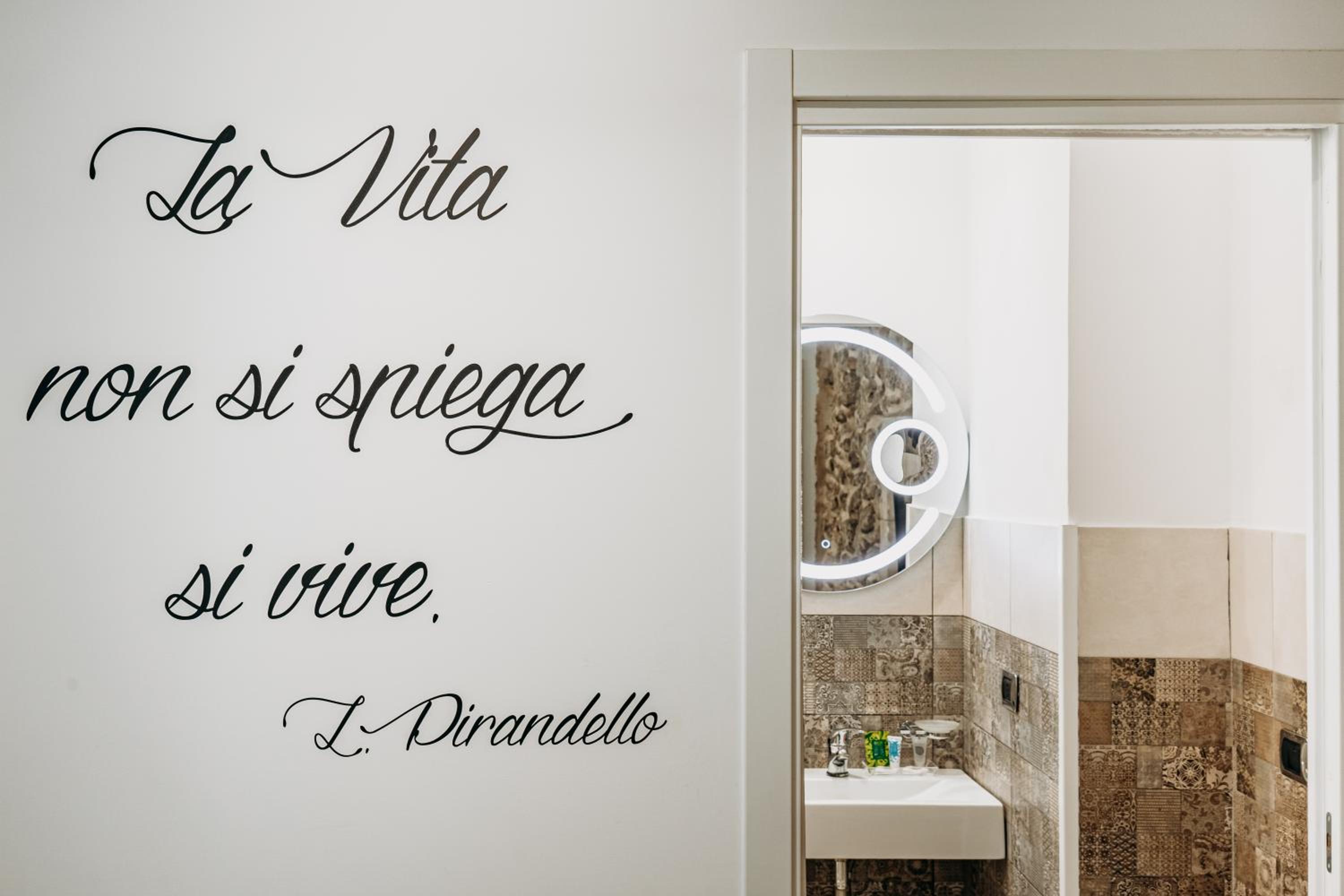 Deluxe Room - Photo 12