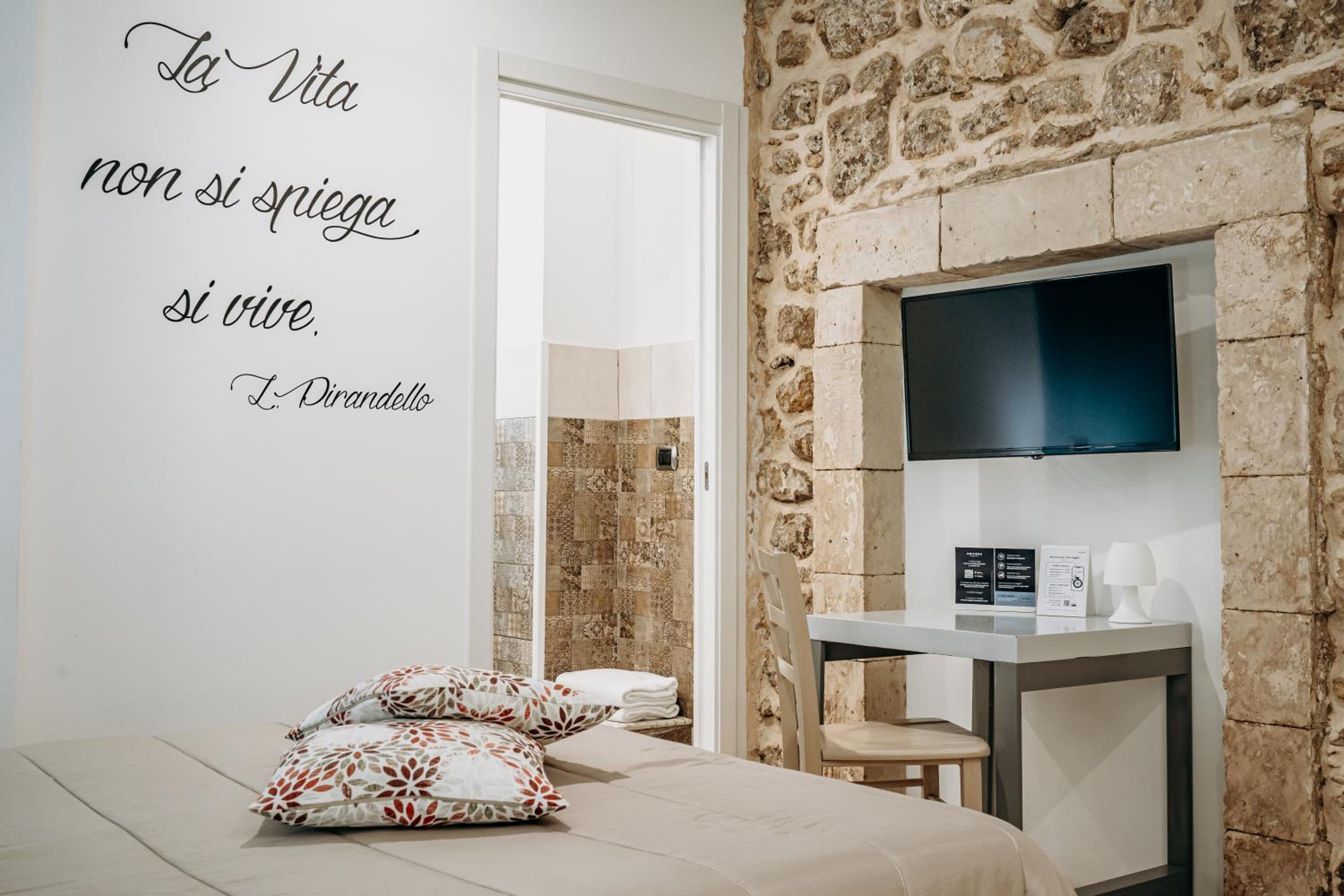 Deluxe Room - Photo 7