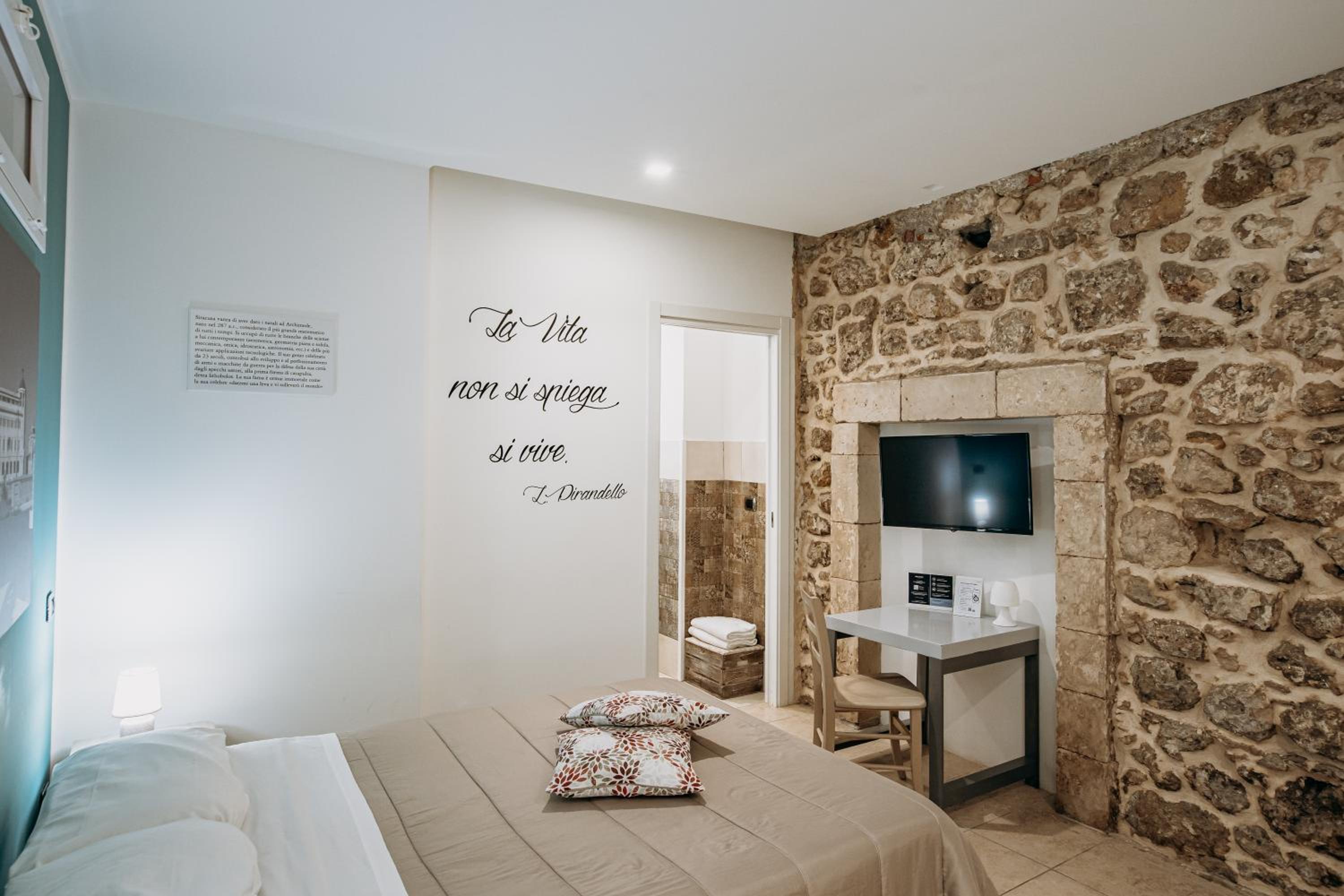 Deluxe Room - Photo 8