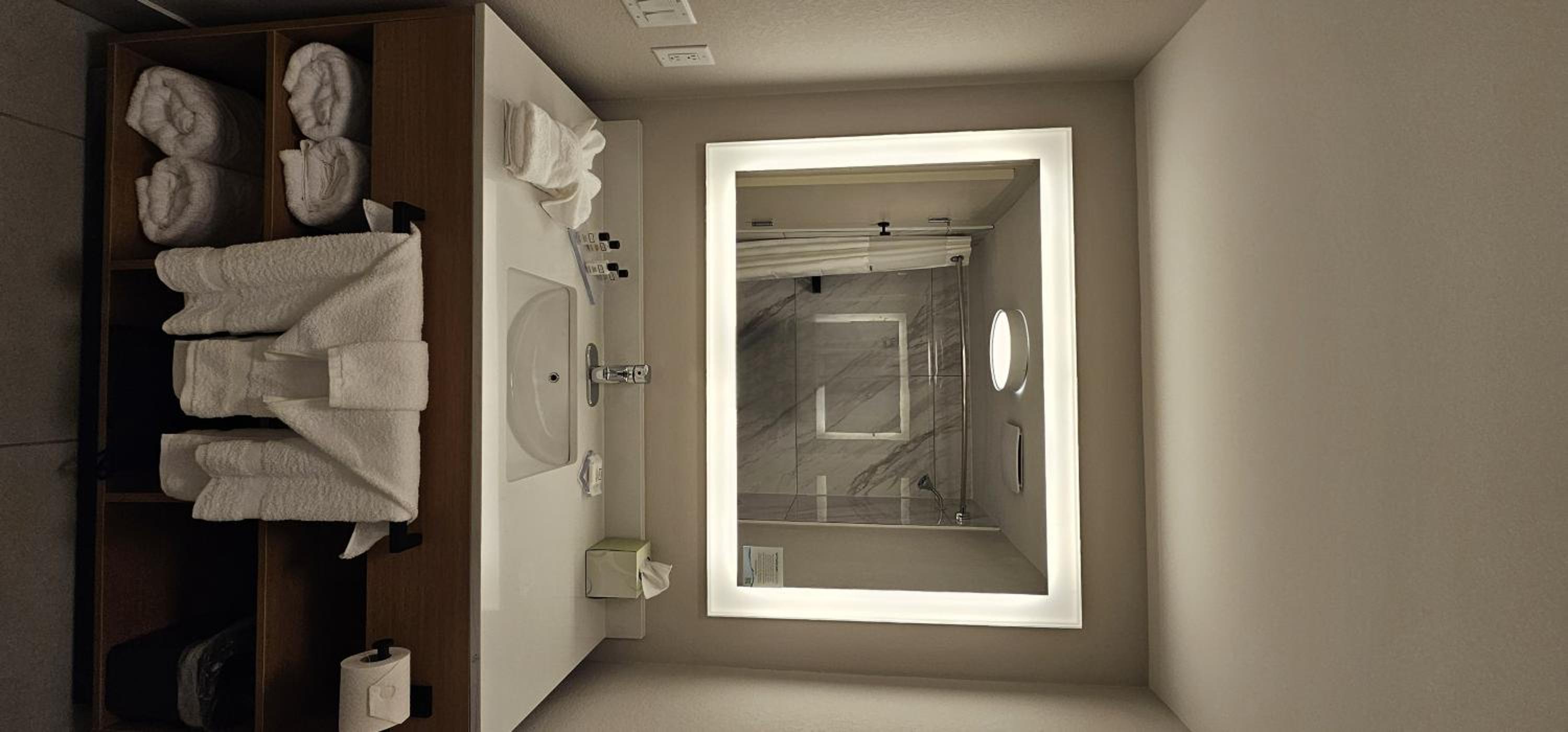 Queen Room with Two Queen Beds - Non-Smoking - Photo 2