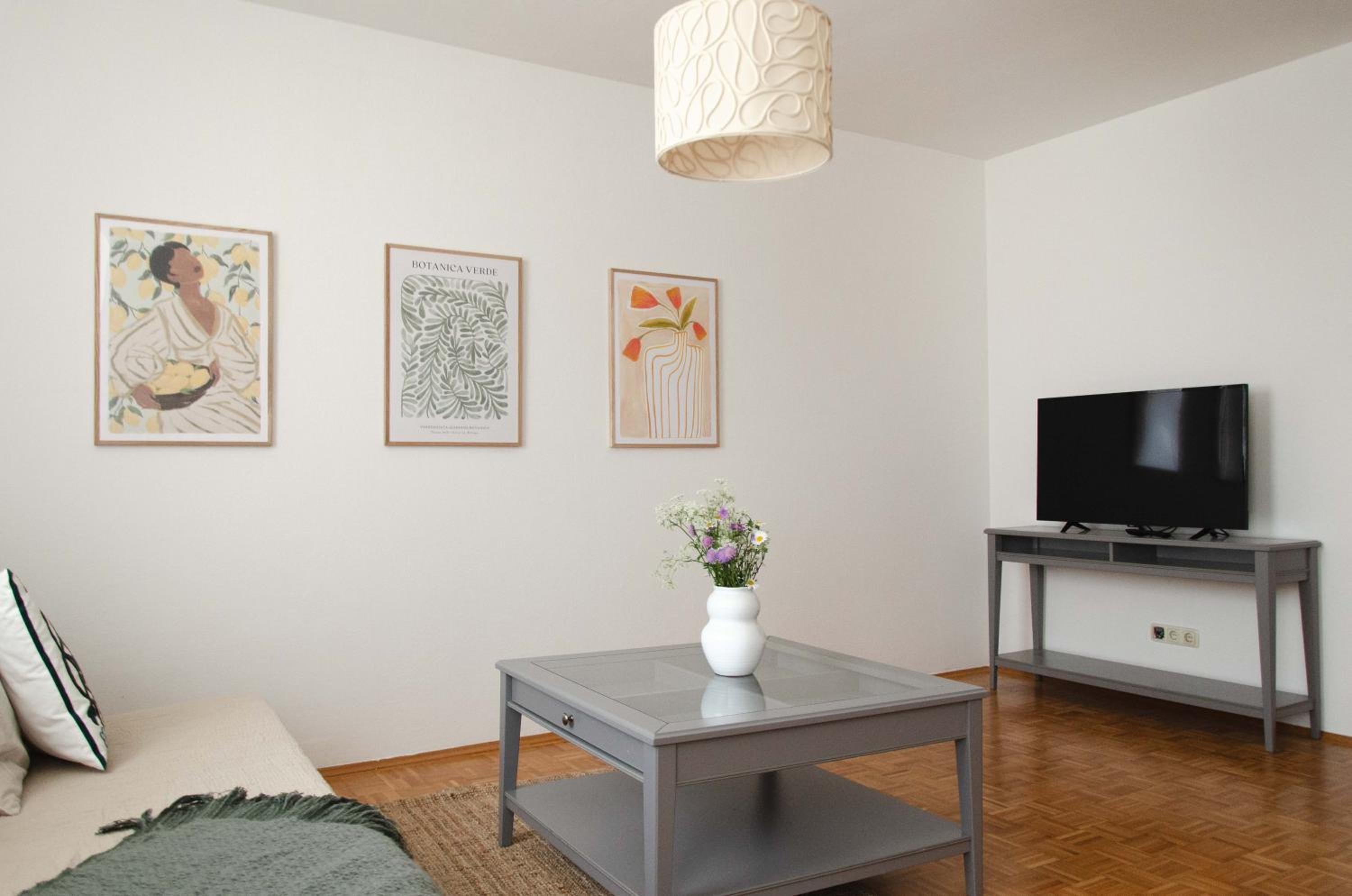 One-Bedroom Apartment photo 1