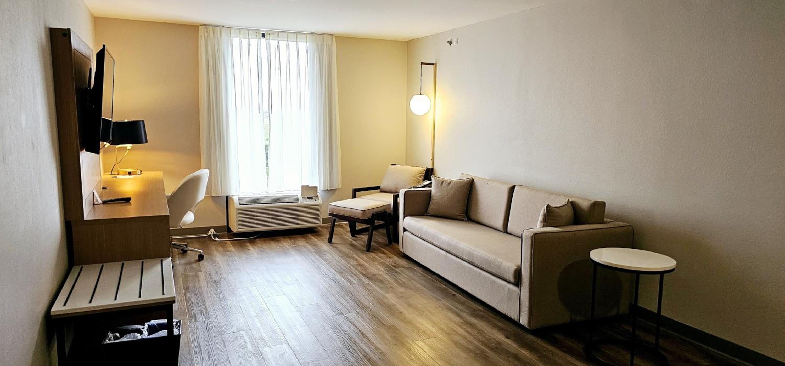 Junior King Suite - Non-Smoking - Photo 4
