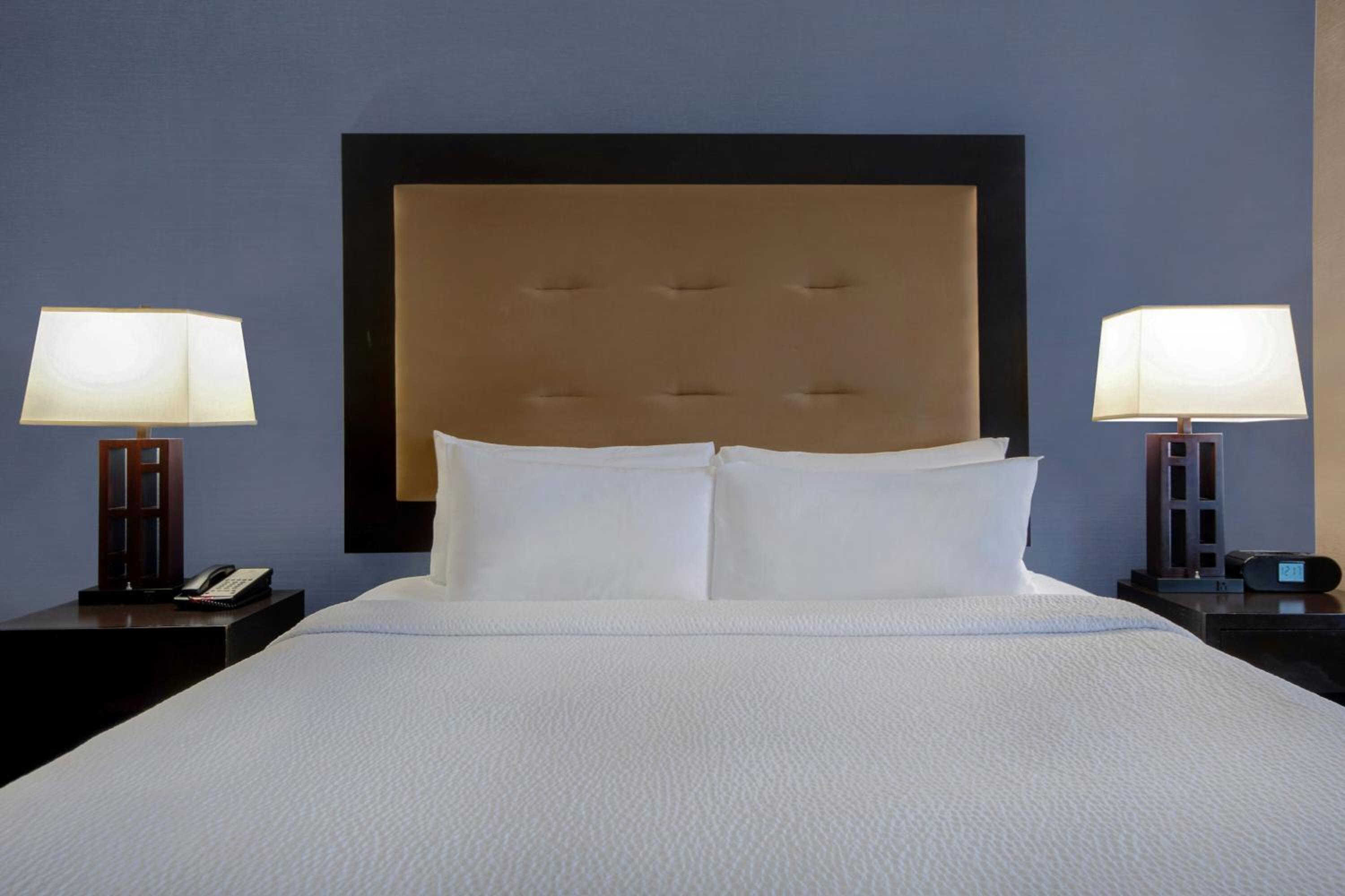 Standard Room with Two Queen Beds - Photo 8