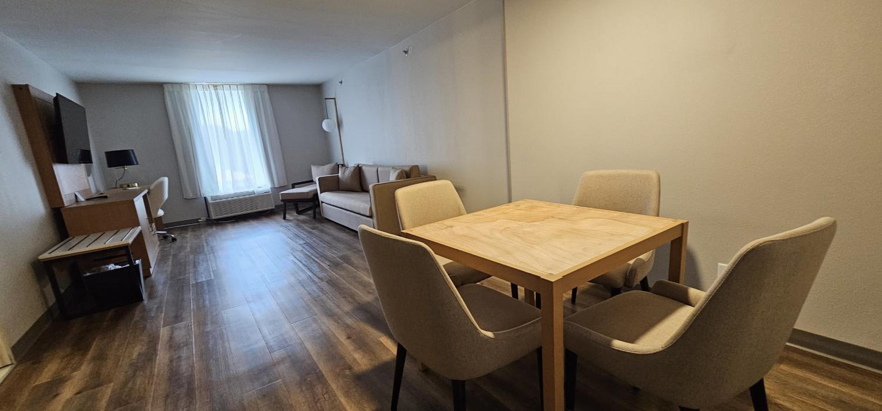 Executive King Suite - Non-Smoking - Photo 5