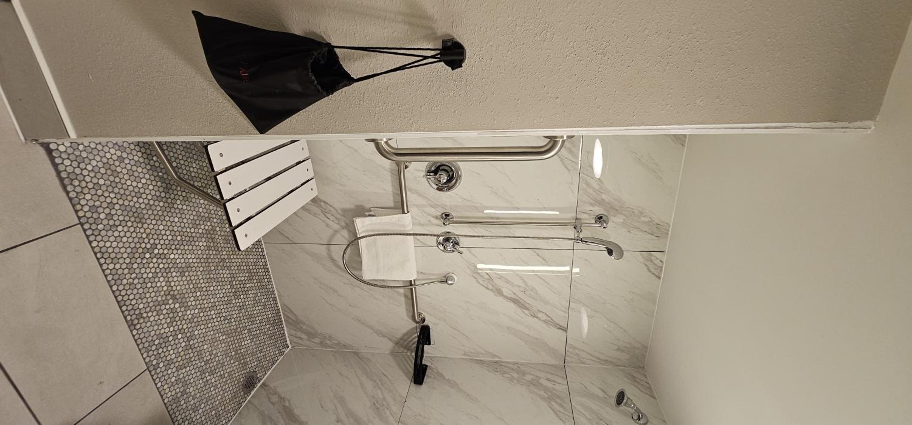 King Room with Roll-in Shower - Mobility Access/Non-Smoking - Photo 3