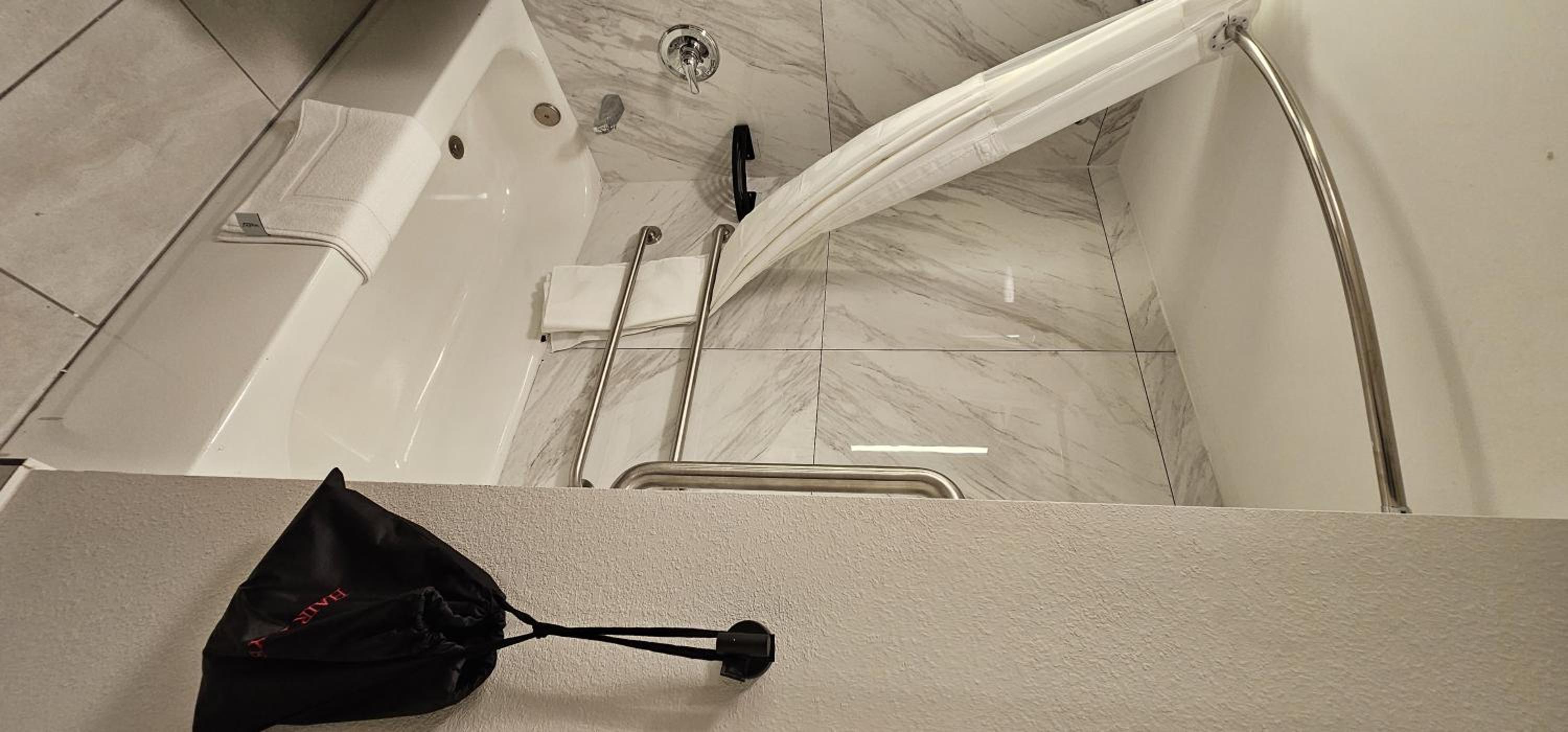King Room with Bath Tub - Mobility Accessible/Non-Smoking - Photo 2