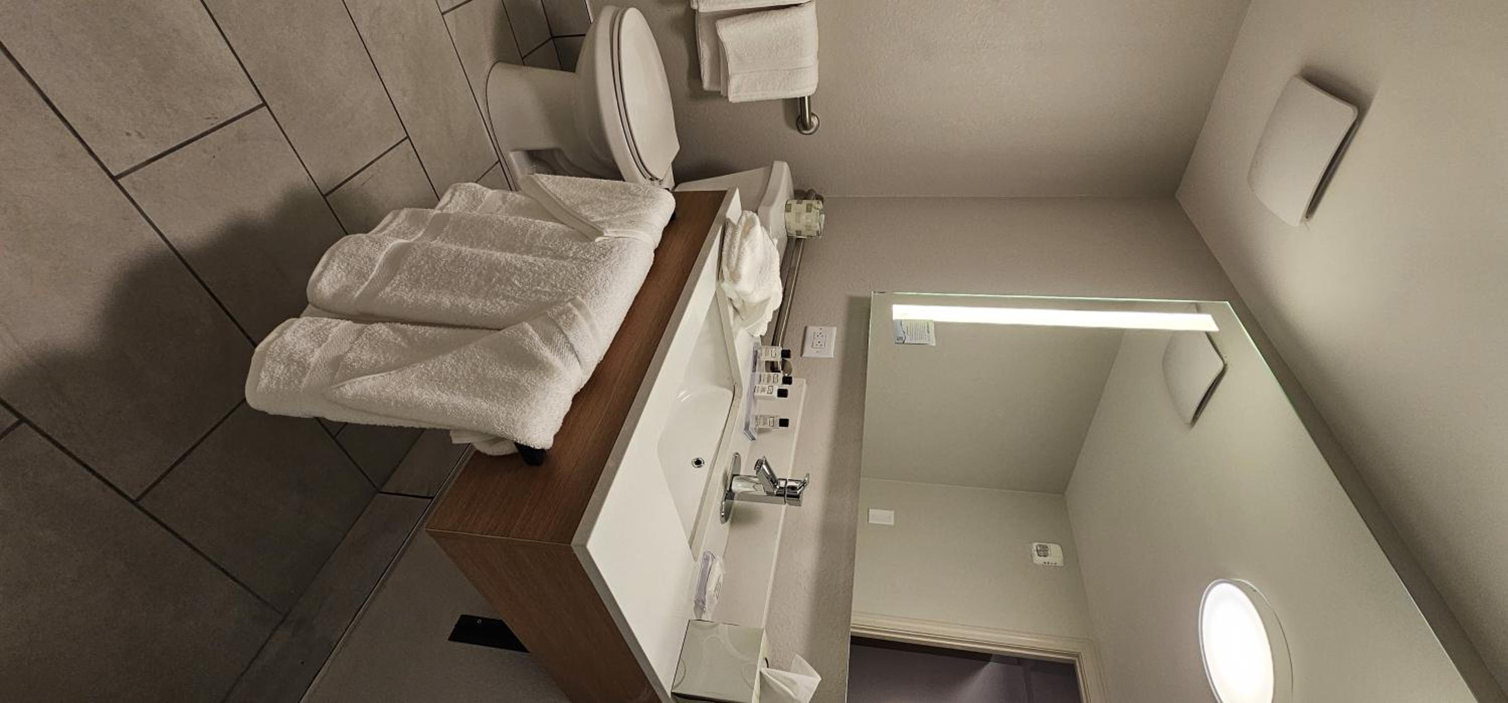 King Room with Bath Tub - Mobility Accessible/Non-Smoking - Photo 3