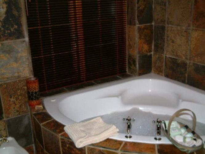 Honeymoon Suite - Photo 11