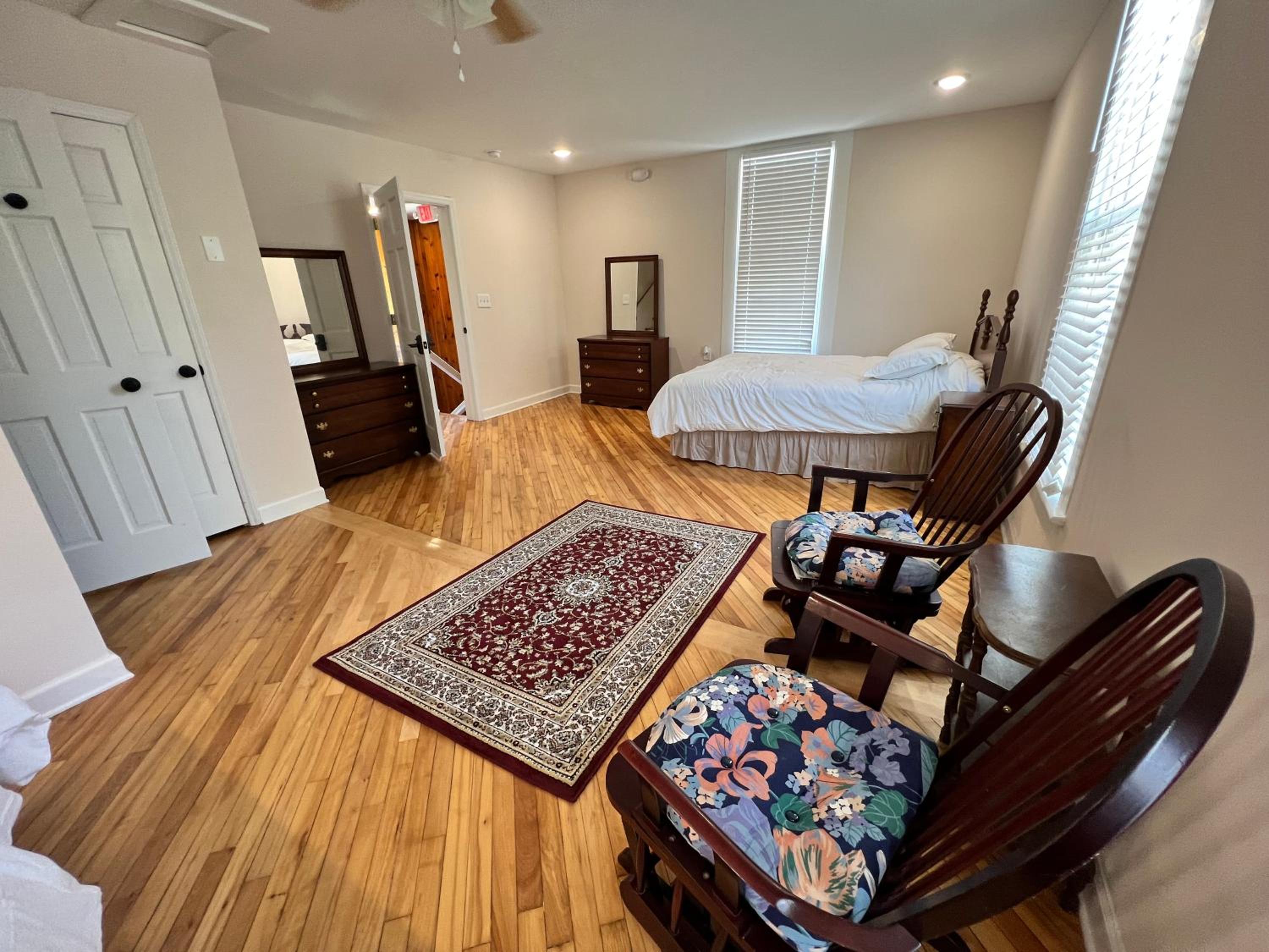 Large Double Room - Photo 1