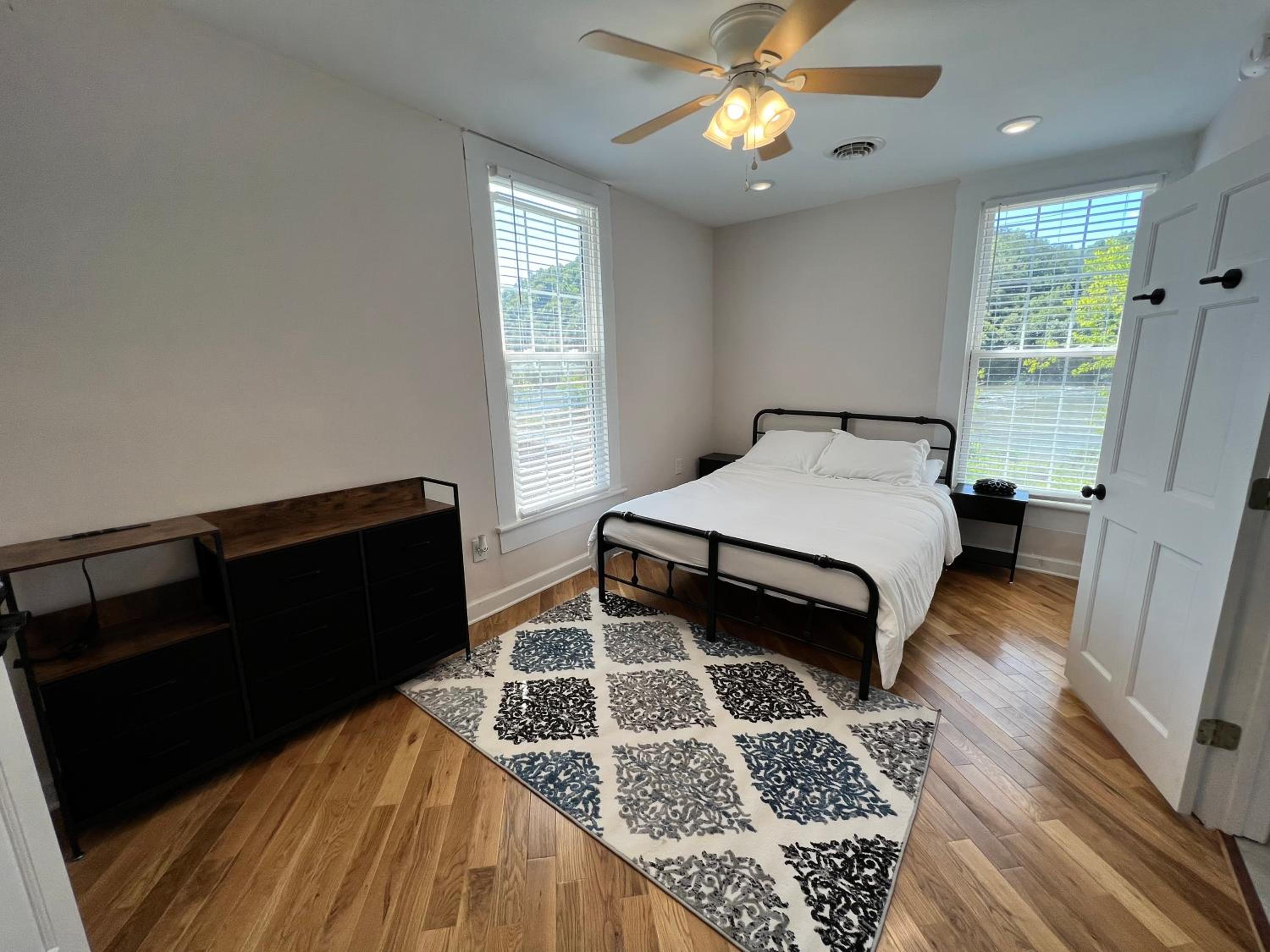 Deluxe Queen Room - Photo 2