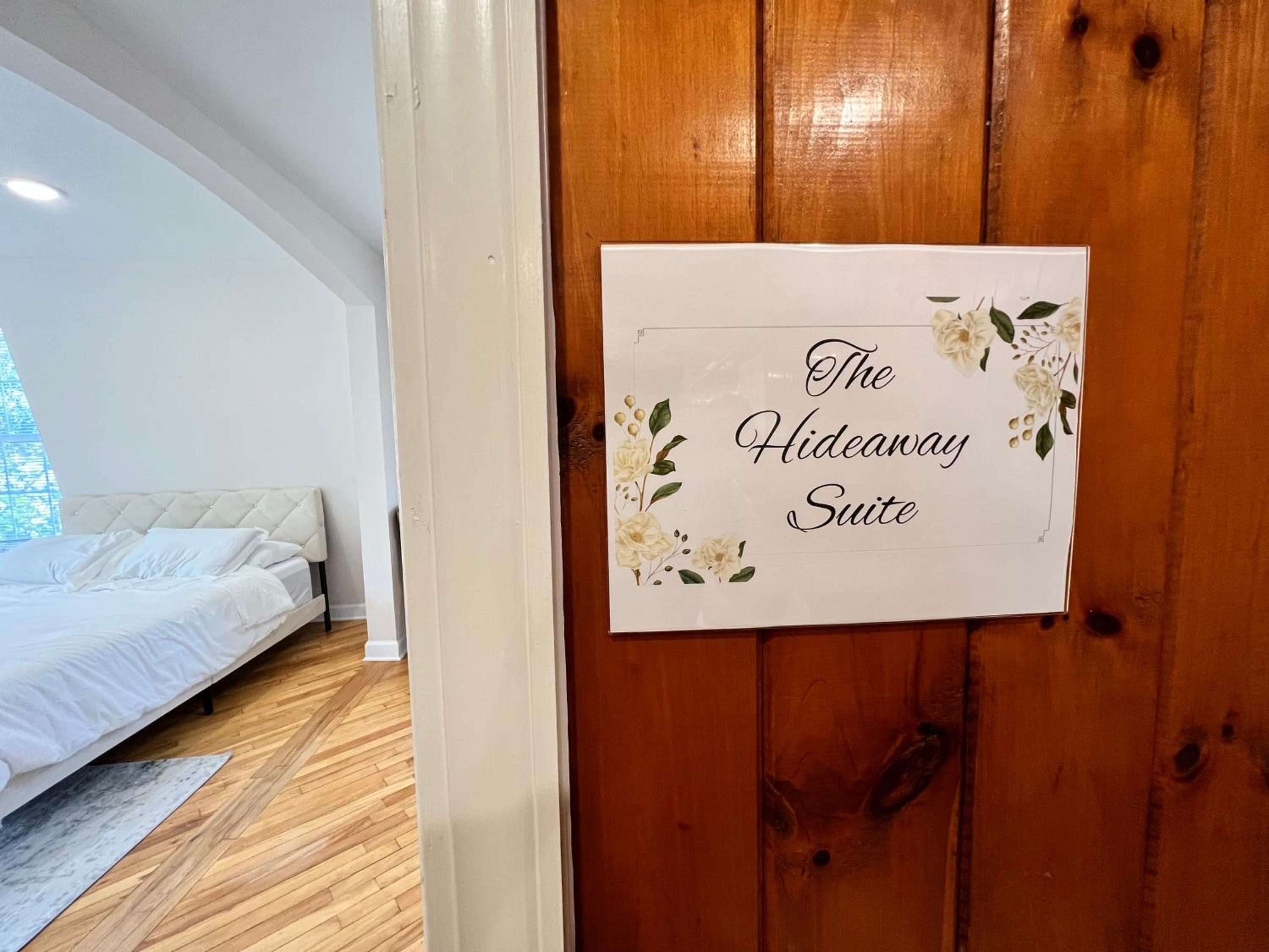 Suite - Photo 1