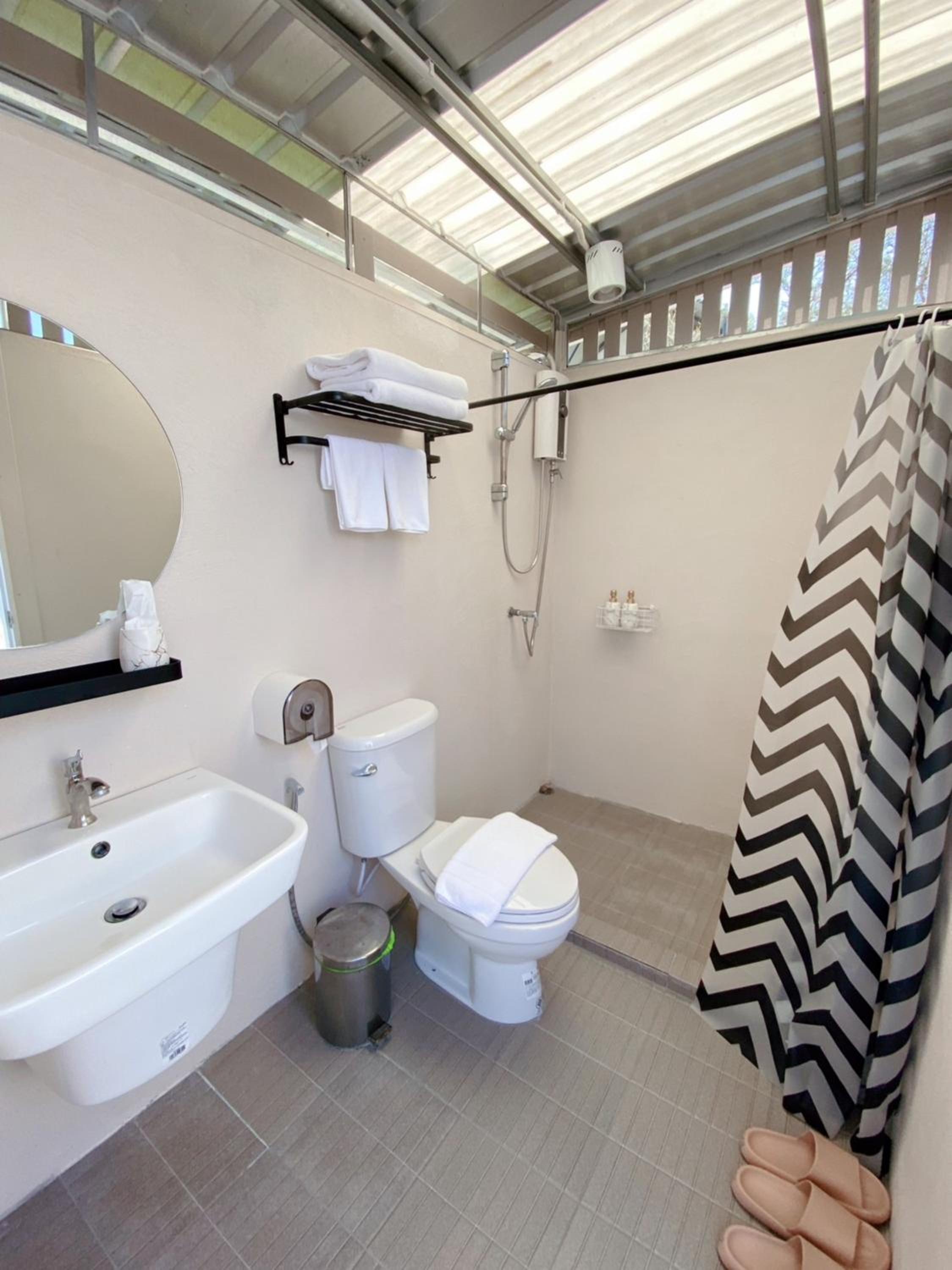 Deluxe Double Room with Balcony - Photo 11