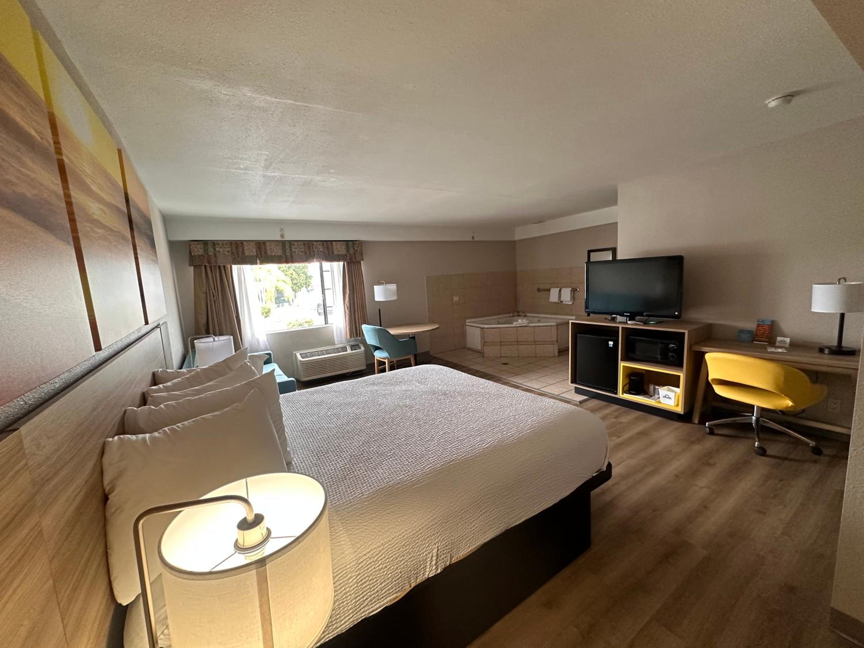 Suite with Hot Tub - Photo 1