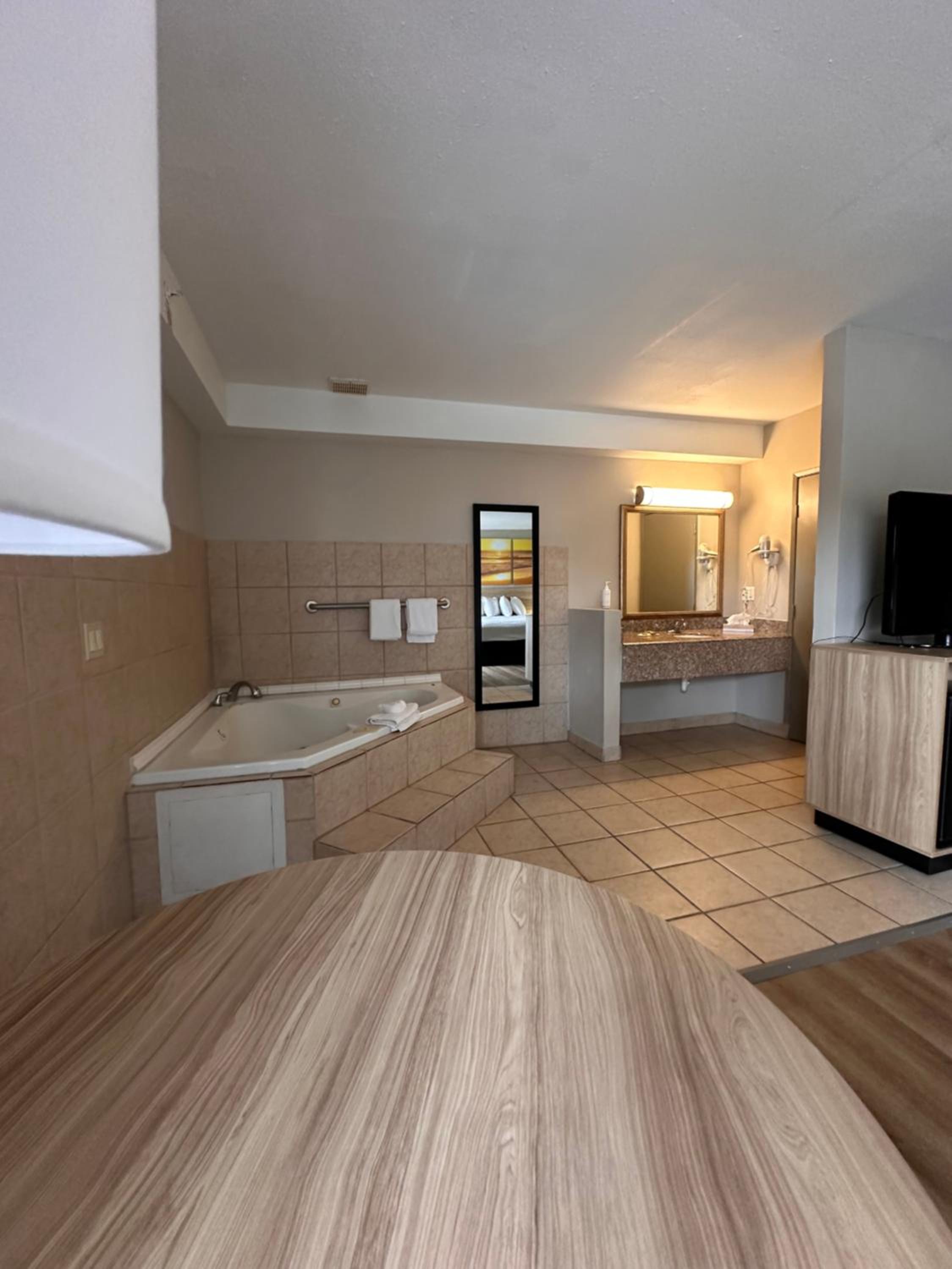 Suite with Hot Tub - Photo 4