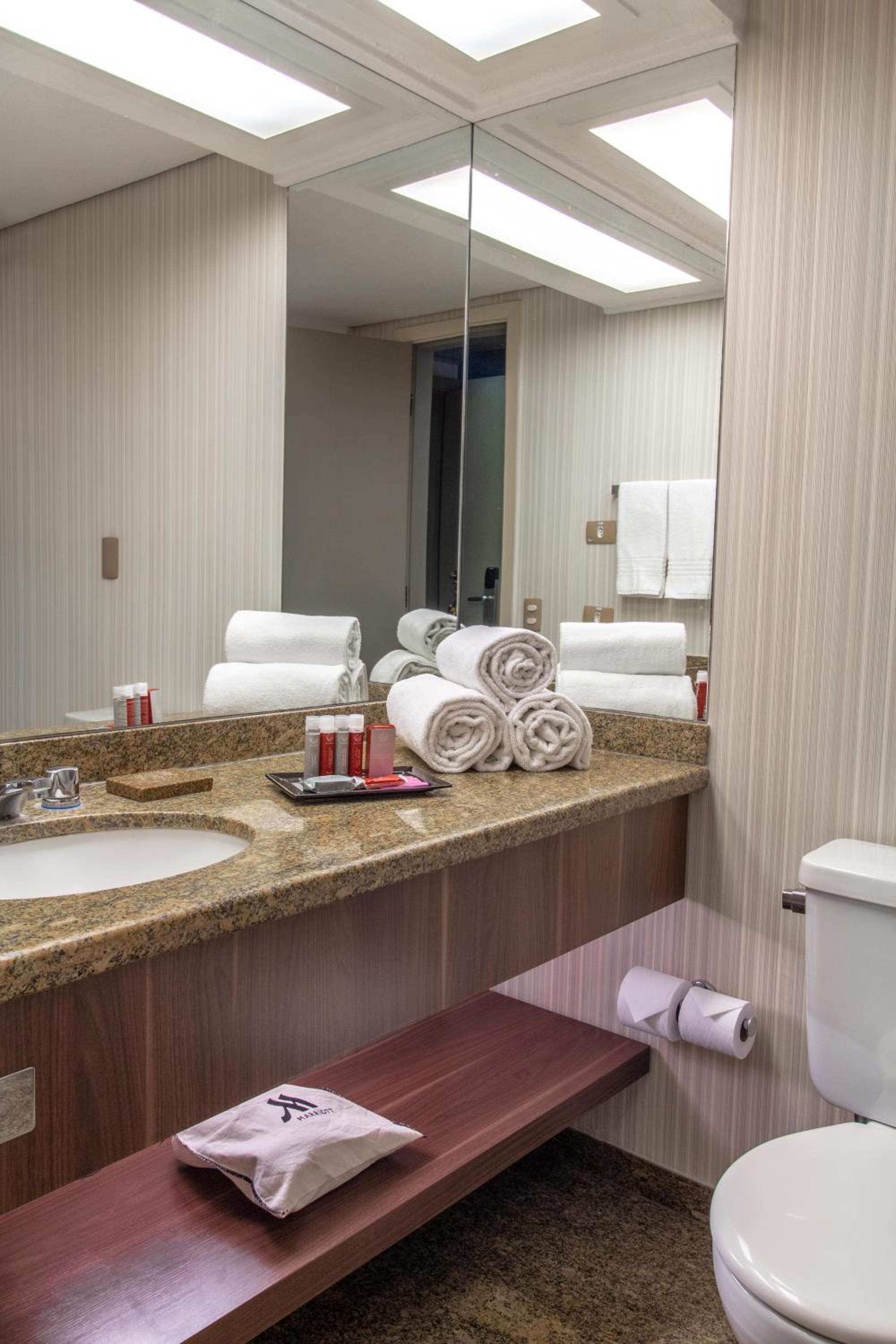 Deluxe King Room - Photo 4