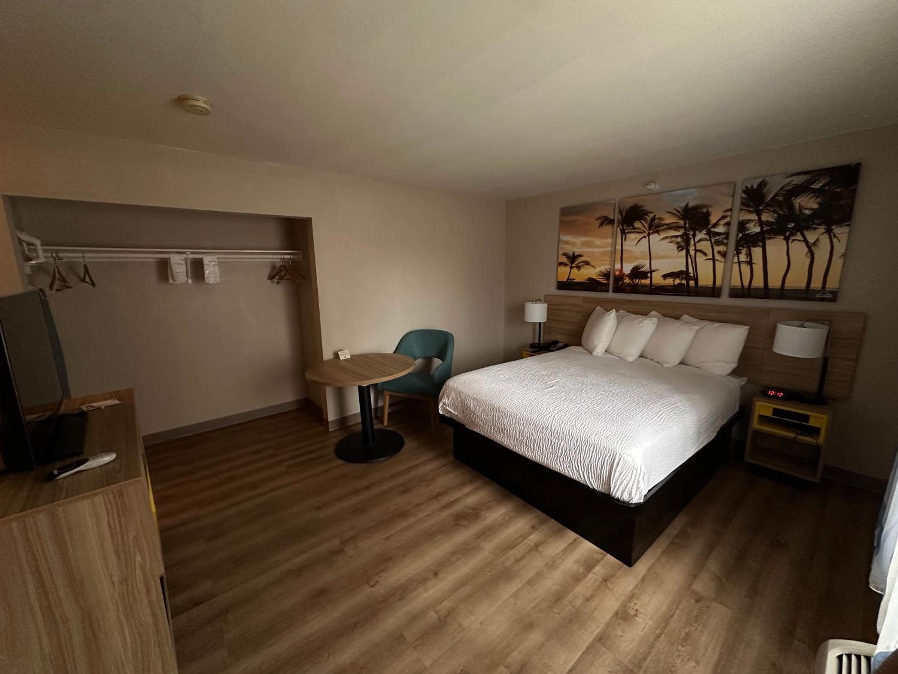 King Room - Non-Smoking - Photo 3