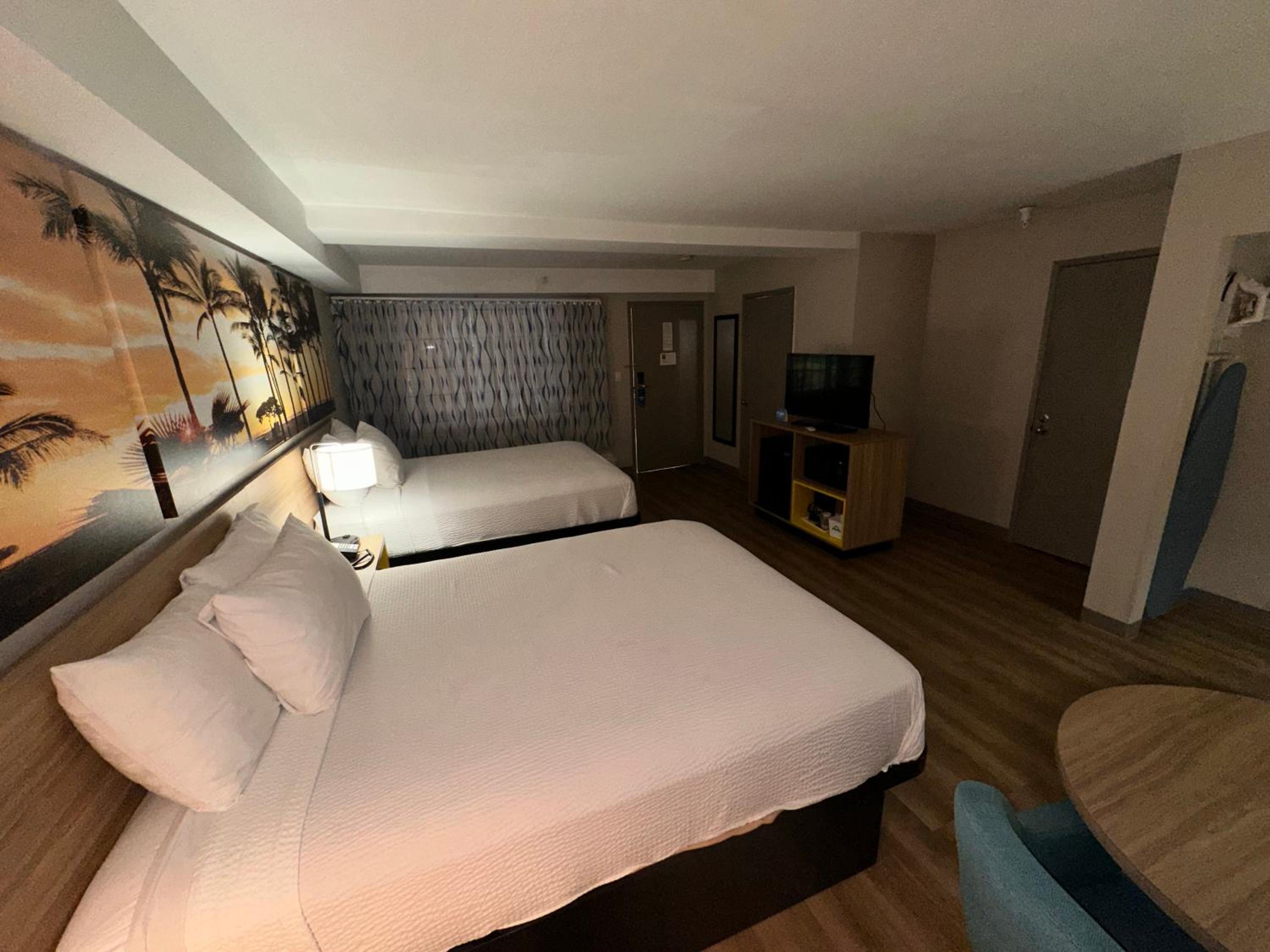 Queen Room with Two Queen Beds - Non-Smoking - Photo 5